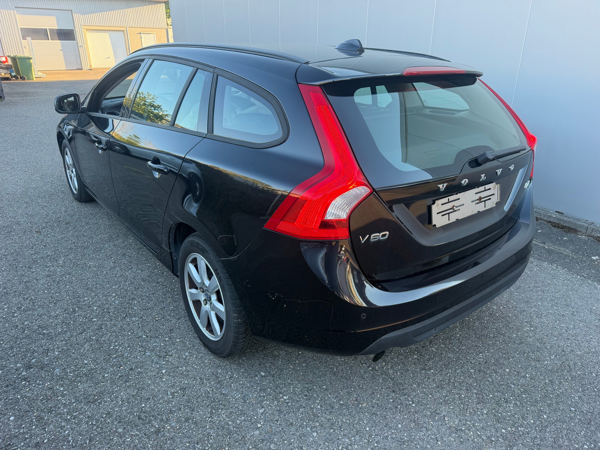 VOLVO V60 D3 Kinetic-image-2