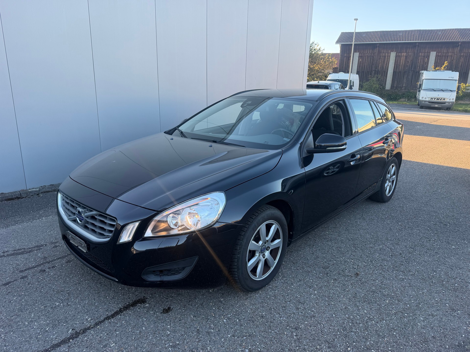 VOLVO V60 D3 Kinetic-image-0