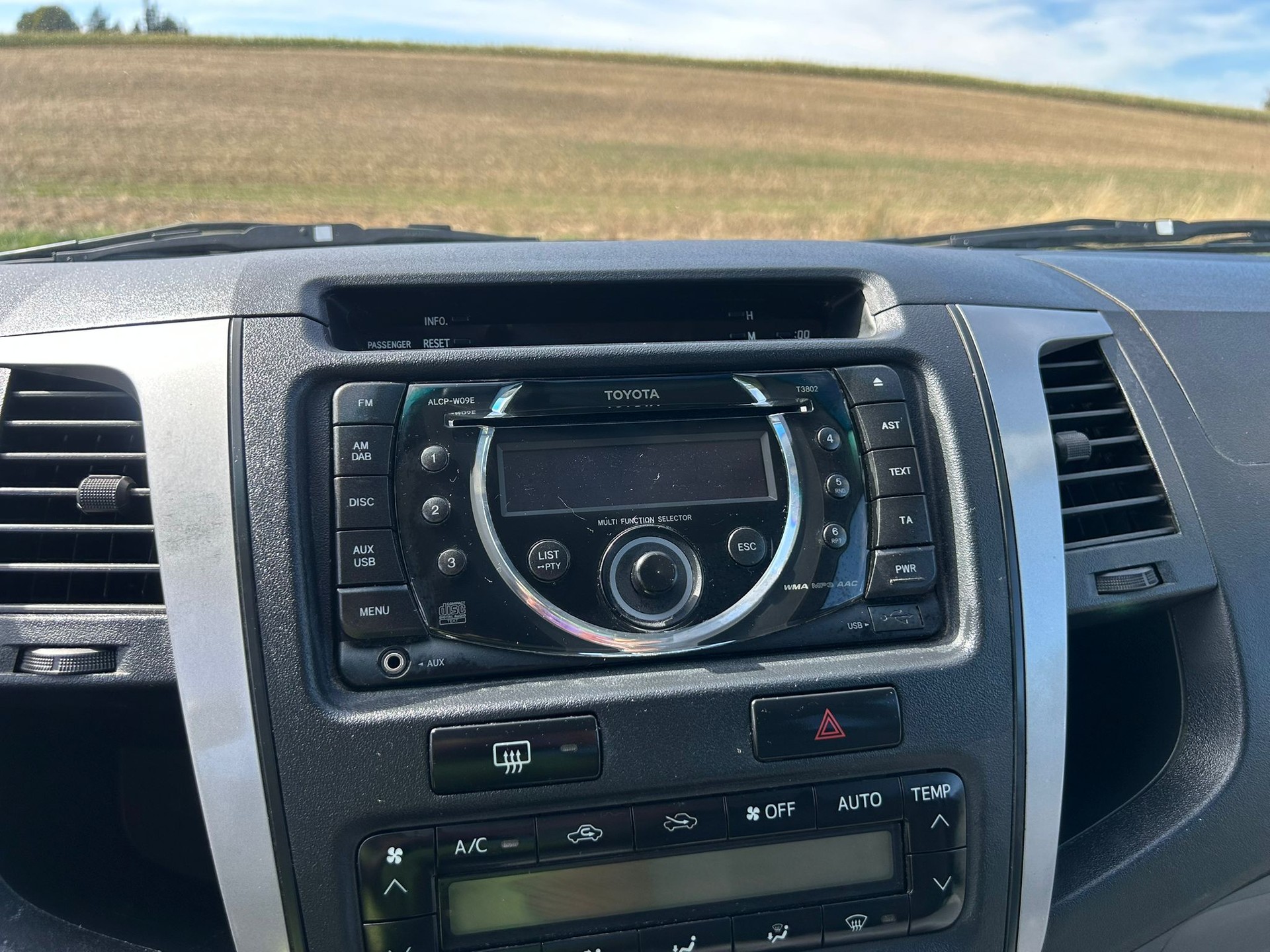 TOYOTA Hilux 4x4 DoubleCab LineaSol Premium A-image-51