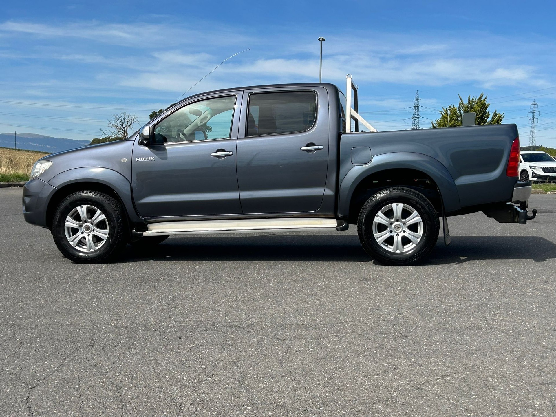TOYOTA Hilux 4x4 DoubleCab LineaSol Premium A-showroom-element-2