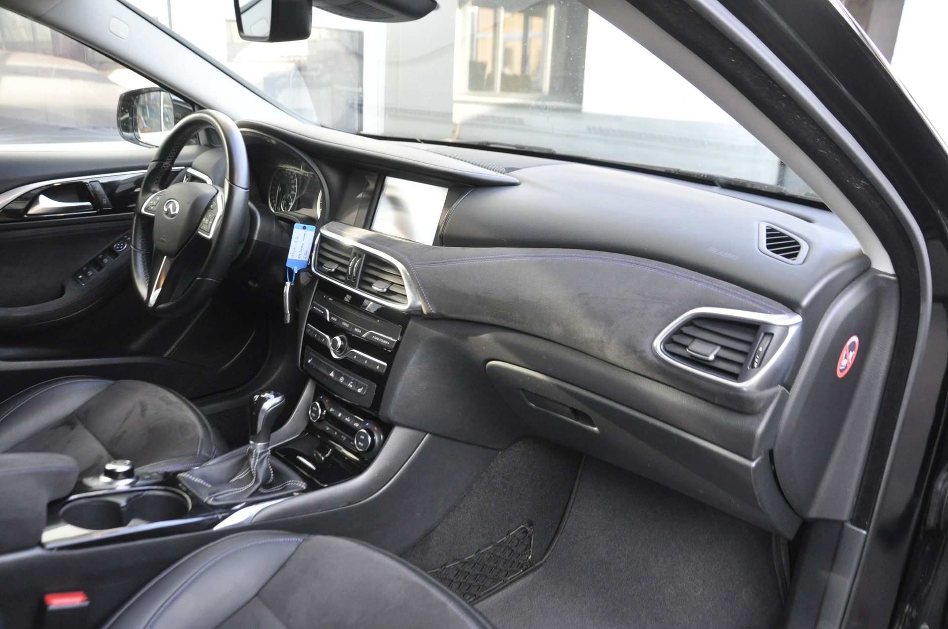 INFINITI Q30 1.6t Premium Tech FWD-image-7