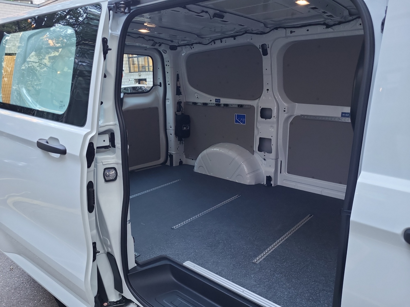 VW Transporter Kastenwagen 2.0TDI 150PS Automat 4Motion-image-16