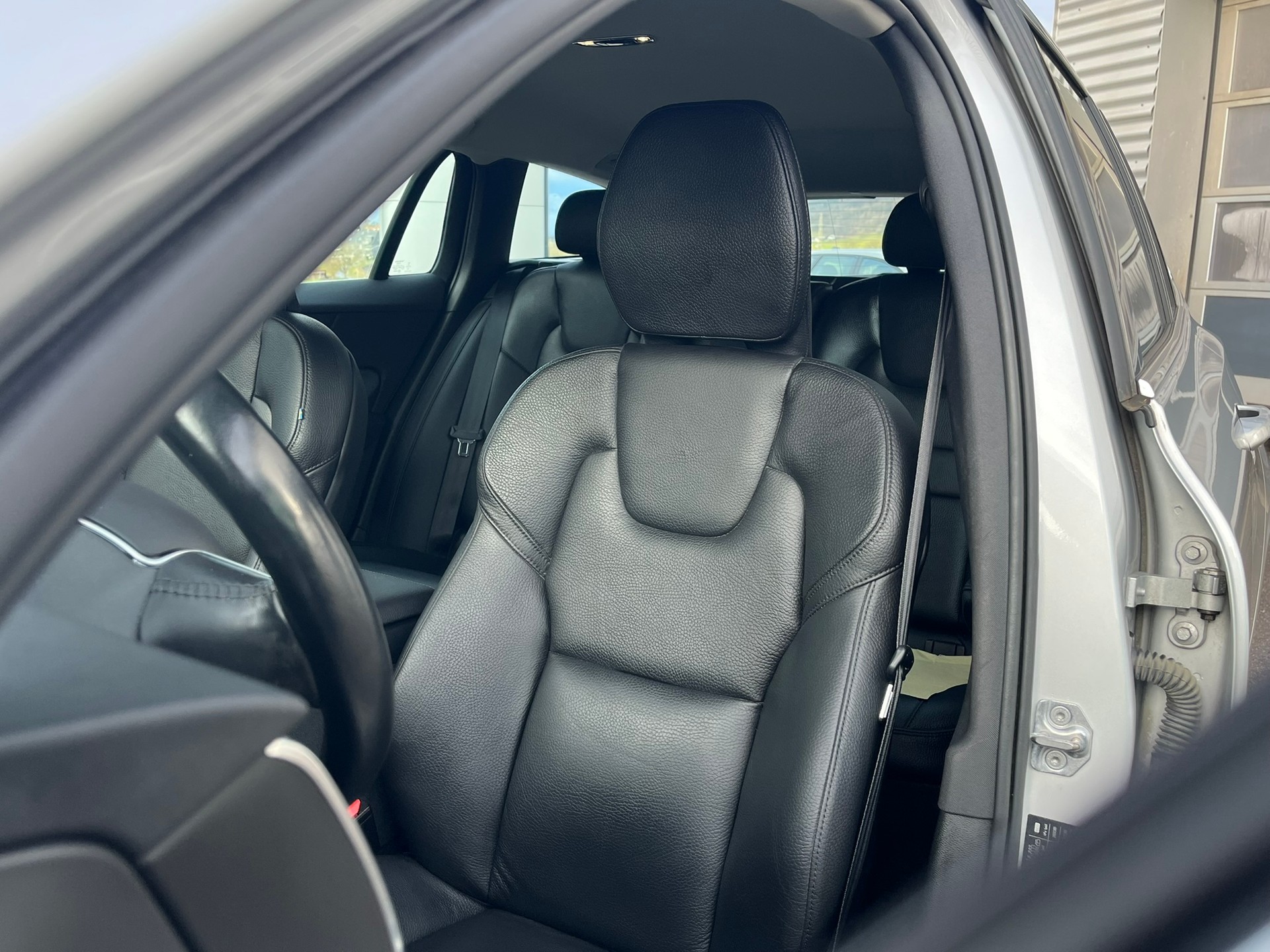 VOLVO V60 2.0 B4 Inscription-image-2