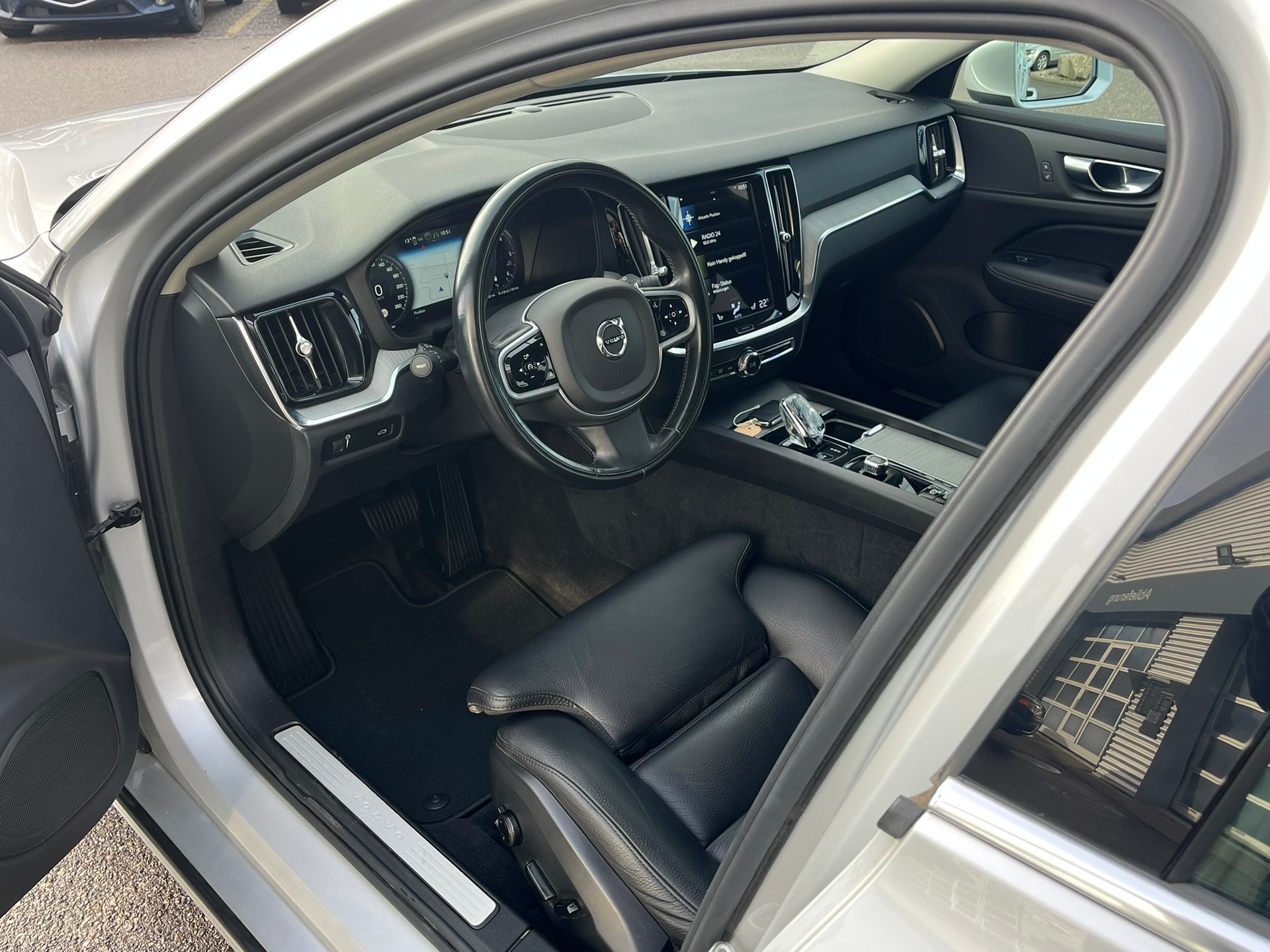 VOLVO V60 2.0 B4 Inscription-image-3