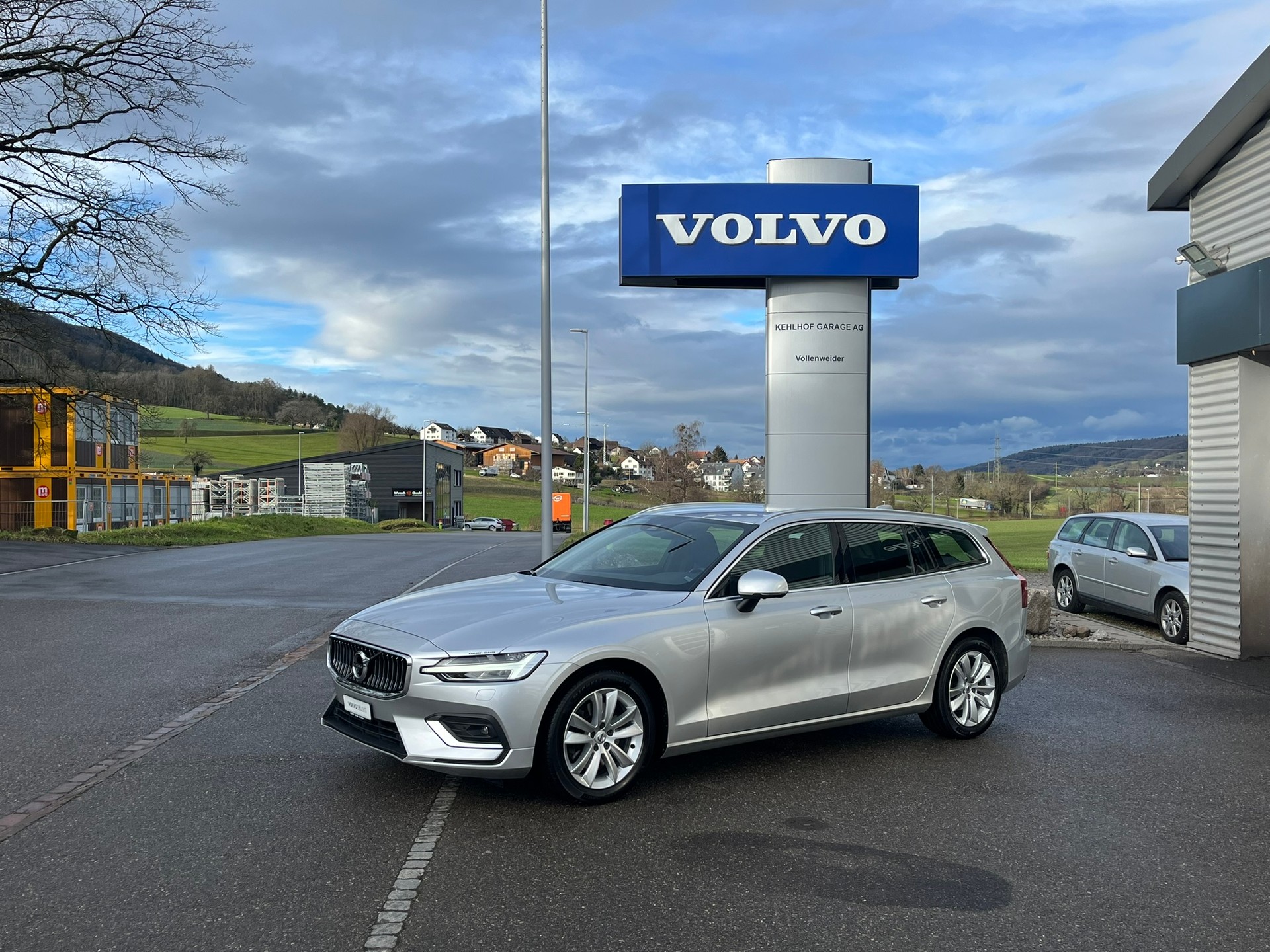 VOLVO V60 2.0 B4 Inscription-image-0