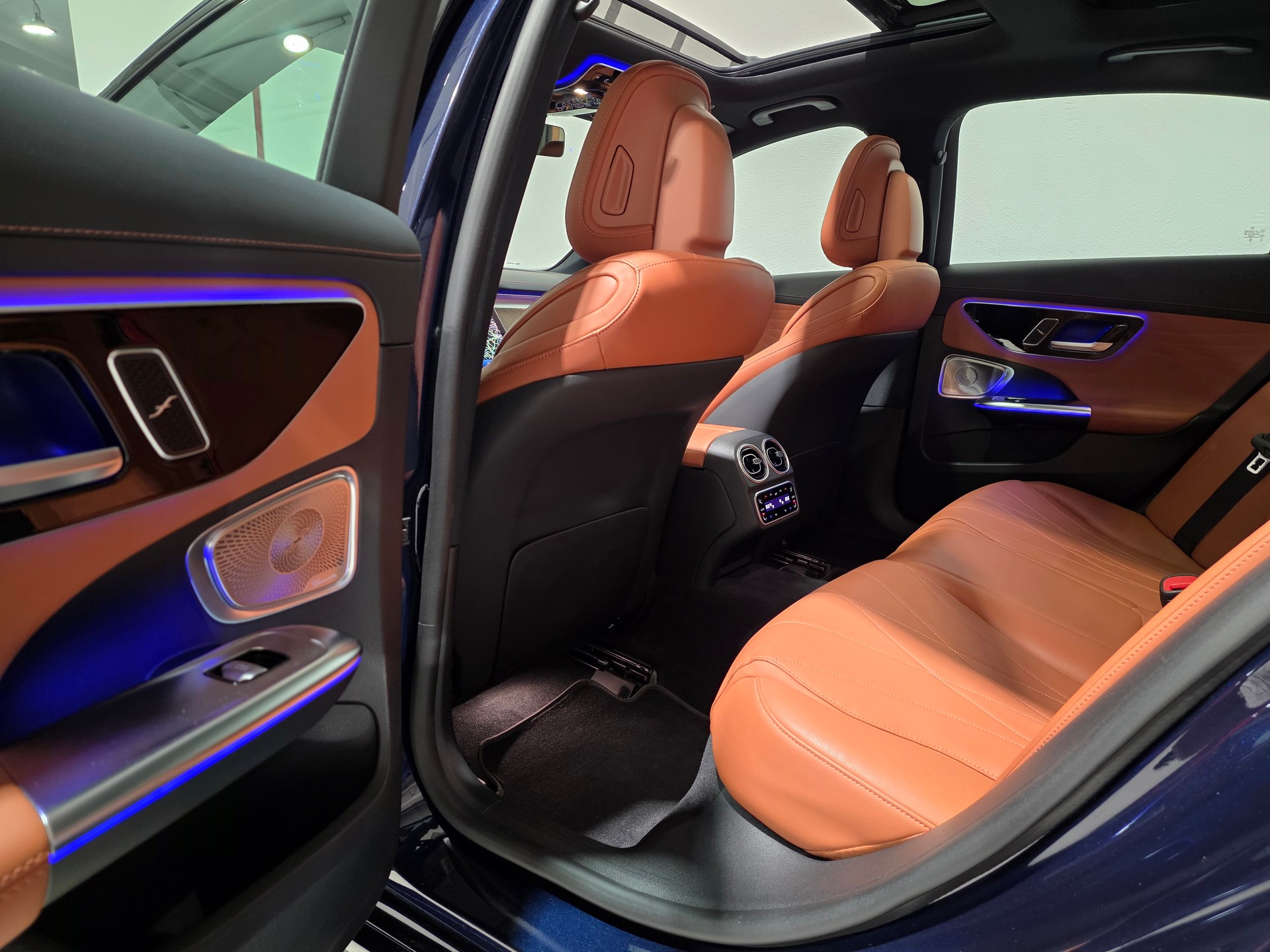 MERCEDES-BENZ C 300e 4Matic AMG Line-image-17