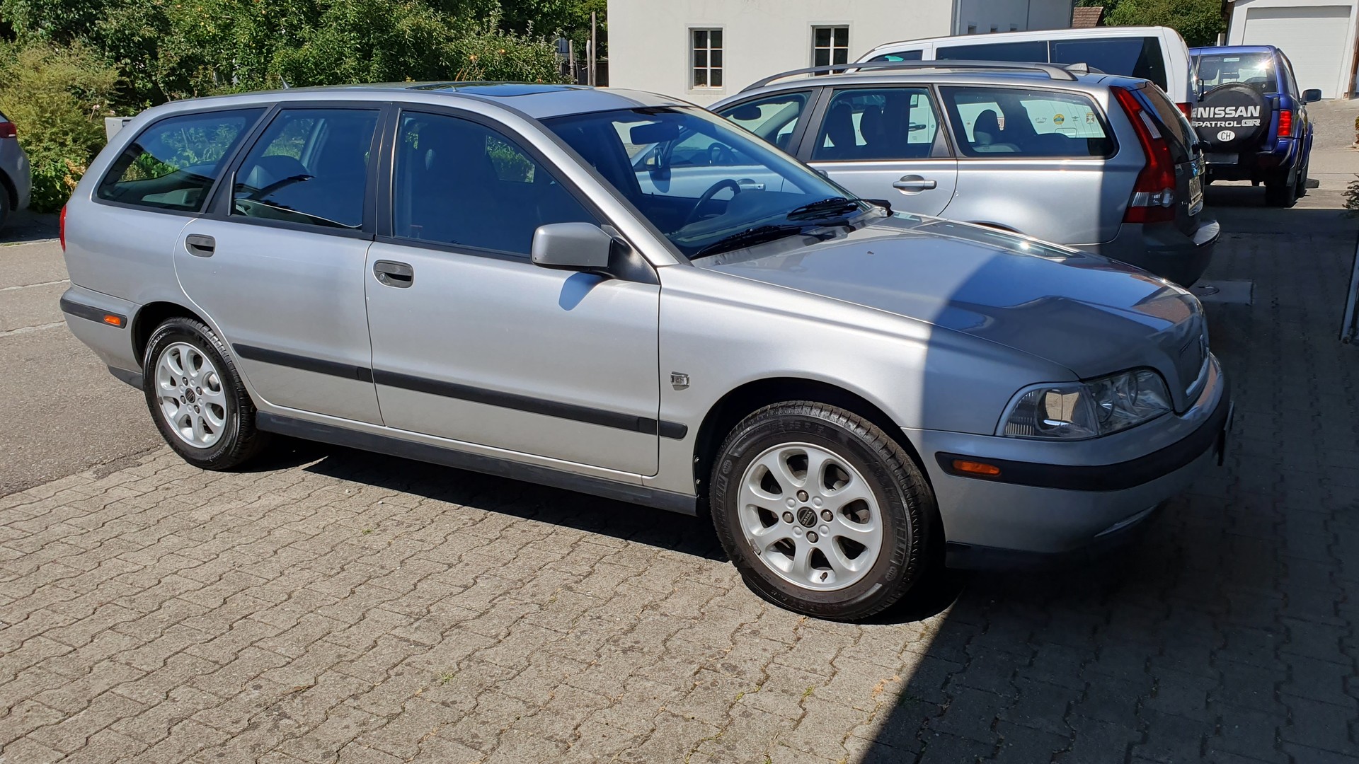 VOLVO V40 2.0 T-image-2