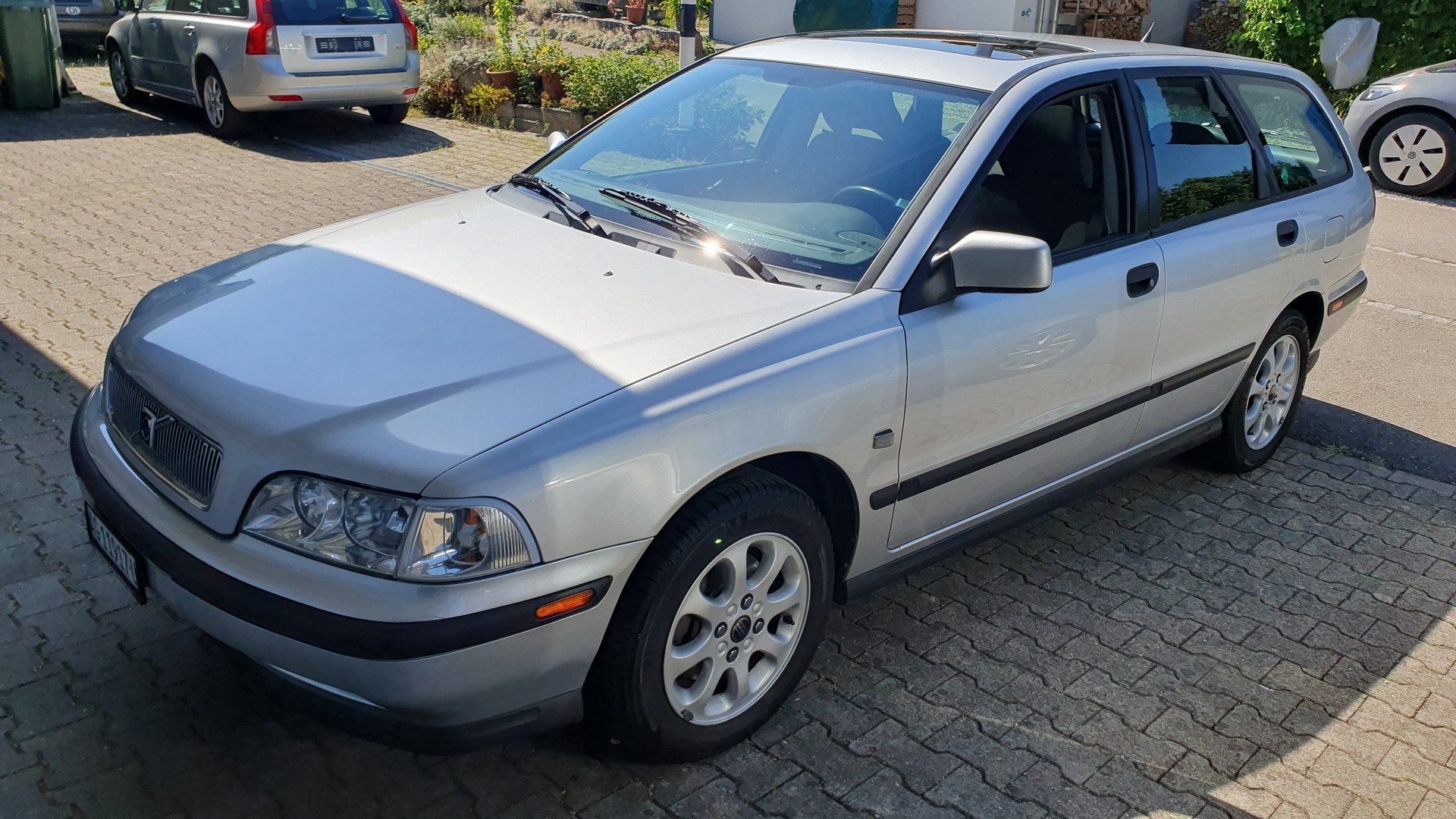VOLVO V40 2.0 T-image-1