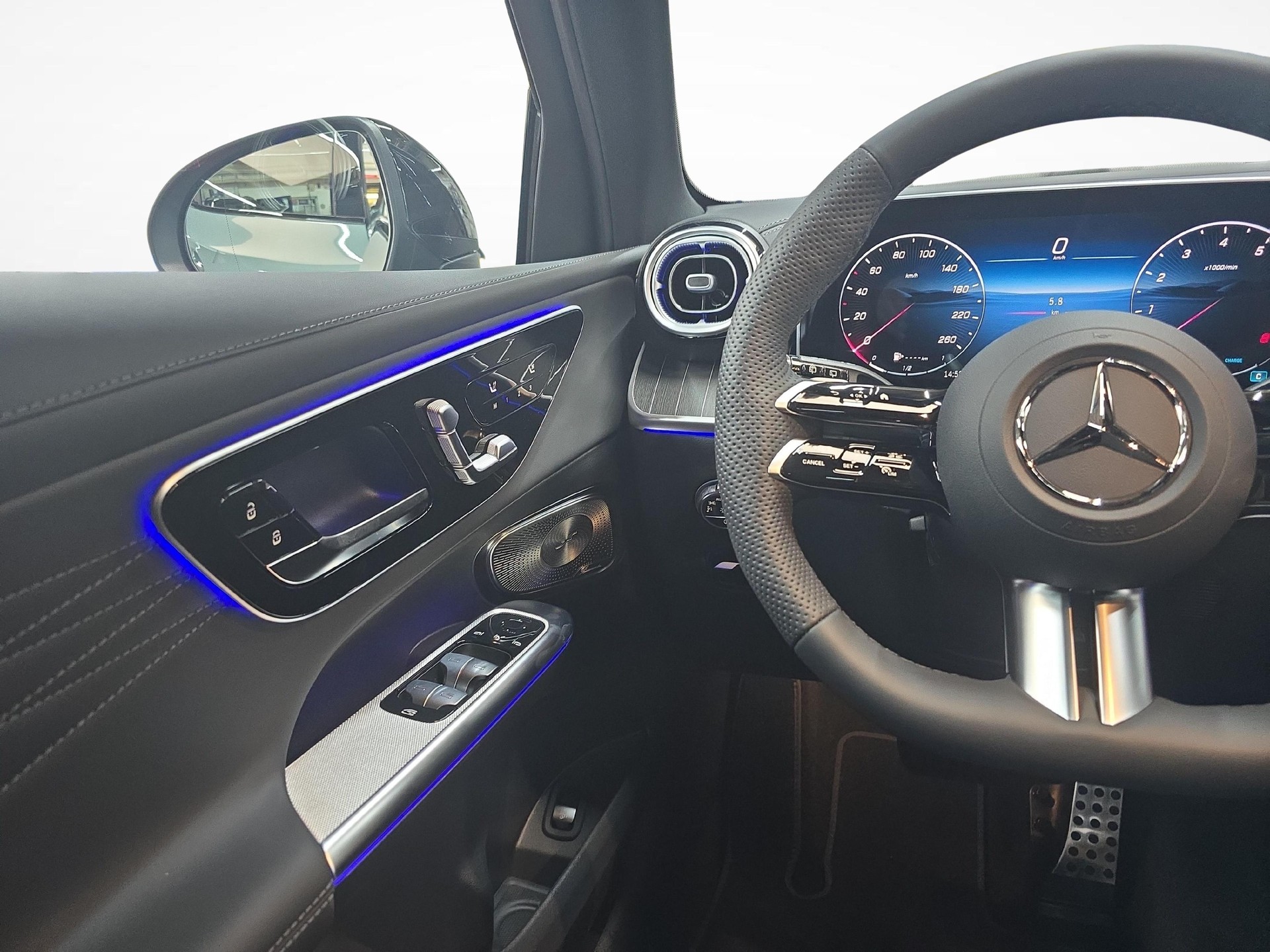 MERCEDES-BENZ GLC 300 4MATIC AMG Line-image-4