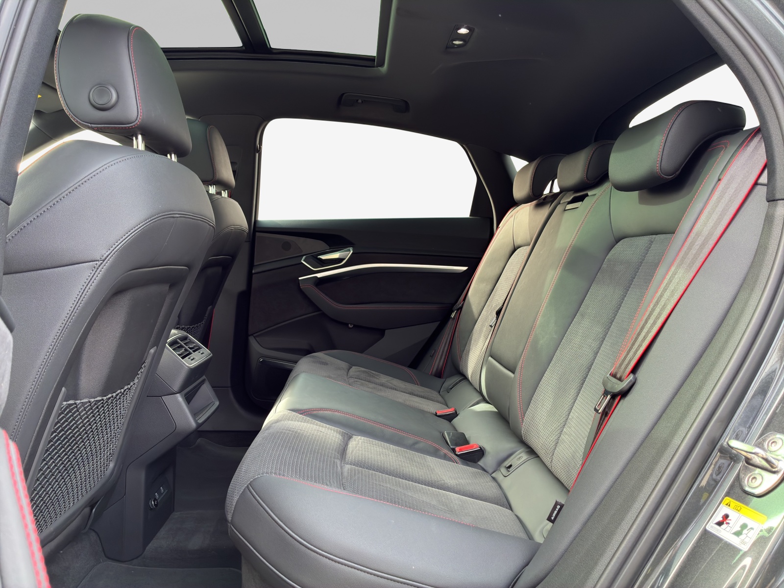 AUDI Q8 Sportback 55 e-tron Black Edition quattro-image-12