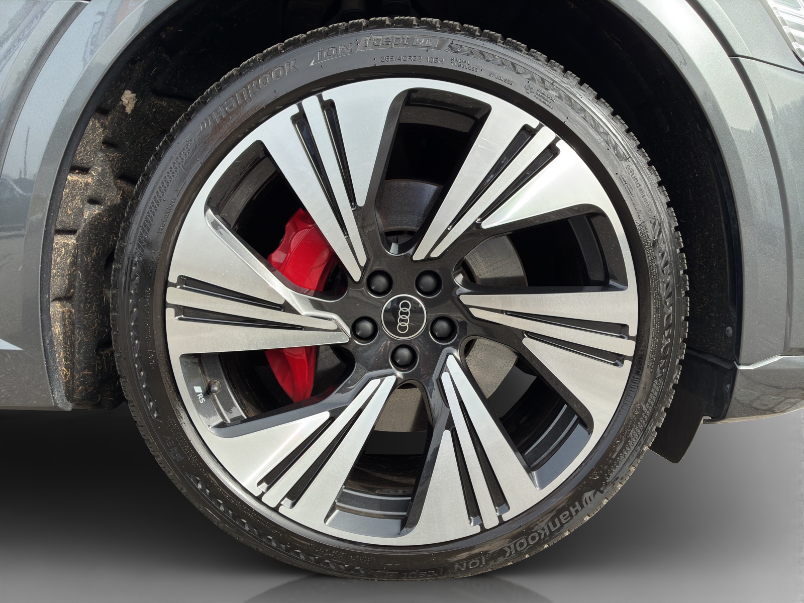 AUDI Q8 Sportback 55 e-tron Black Edition quattro-image-16
