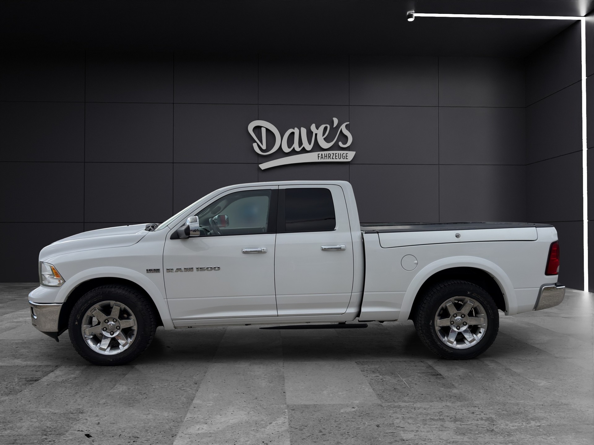DODGE 1500 HEMI V8 Laramie 5.7-showroom-element-1