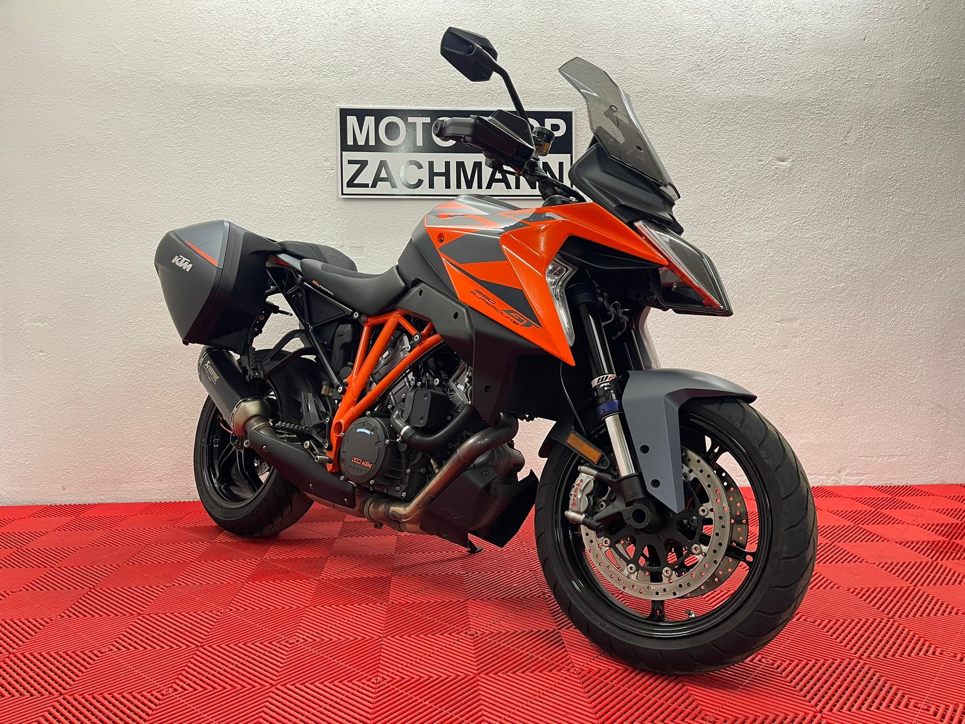 KTM 1290 Super Duke GT-showroom-element-1
