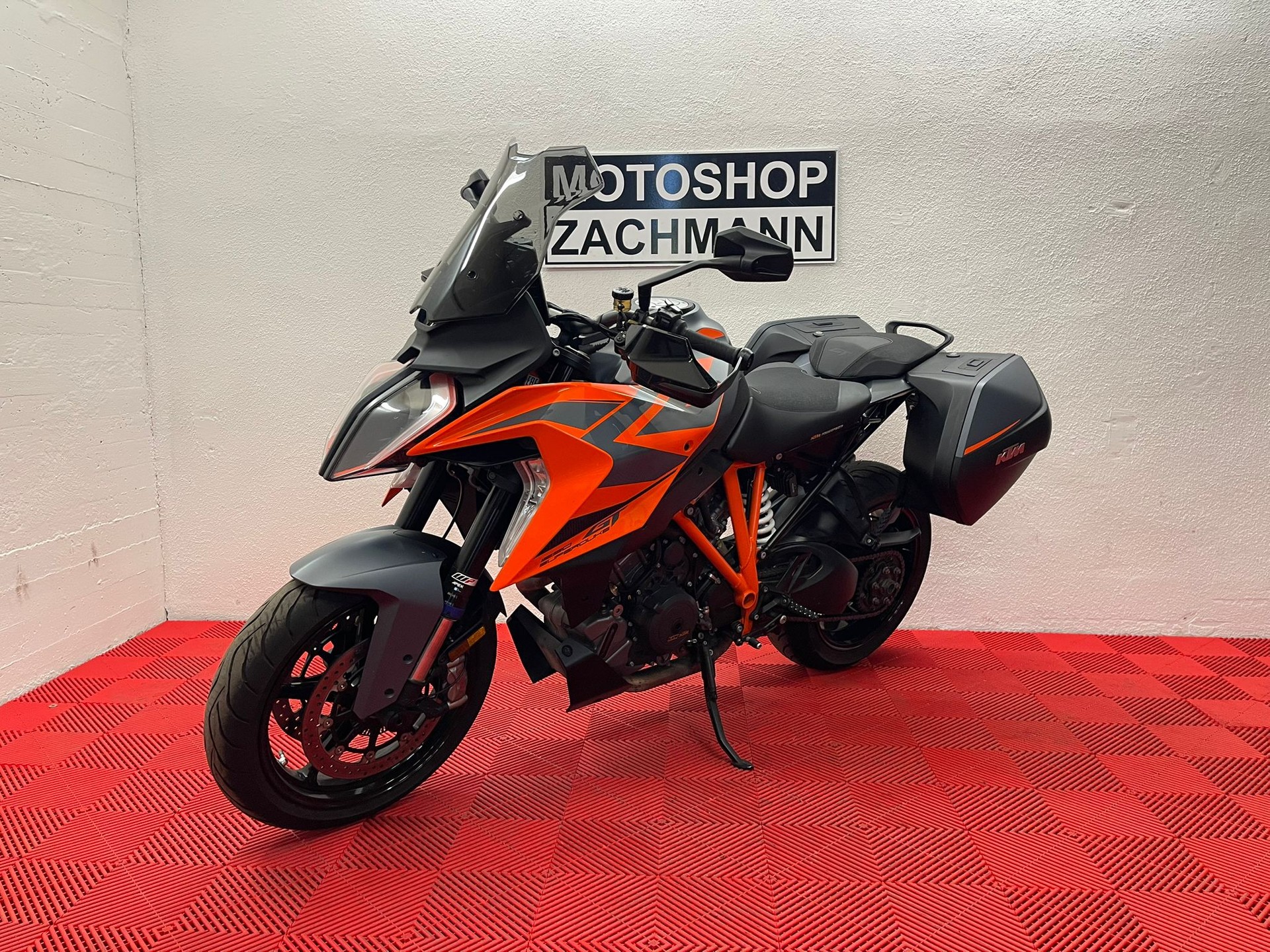 KTM 1290 Super Duke GT-showroom-element-2