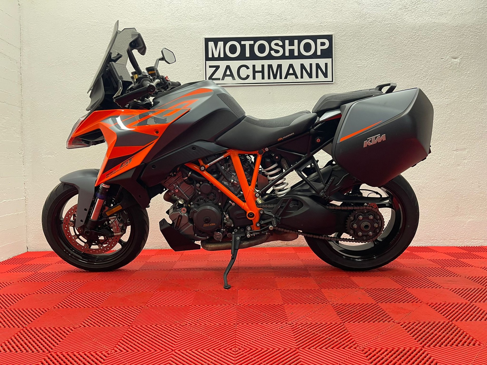 KTM 1290 Super Duke GT-showroom-element-3