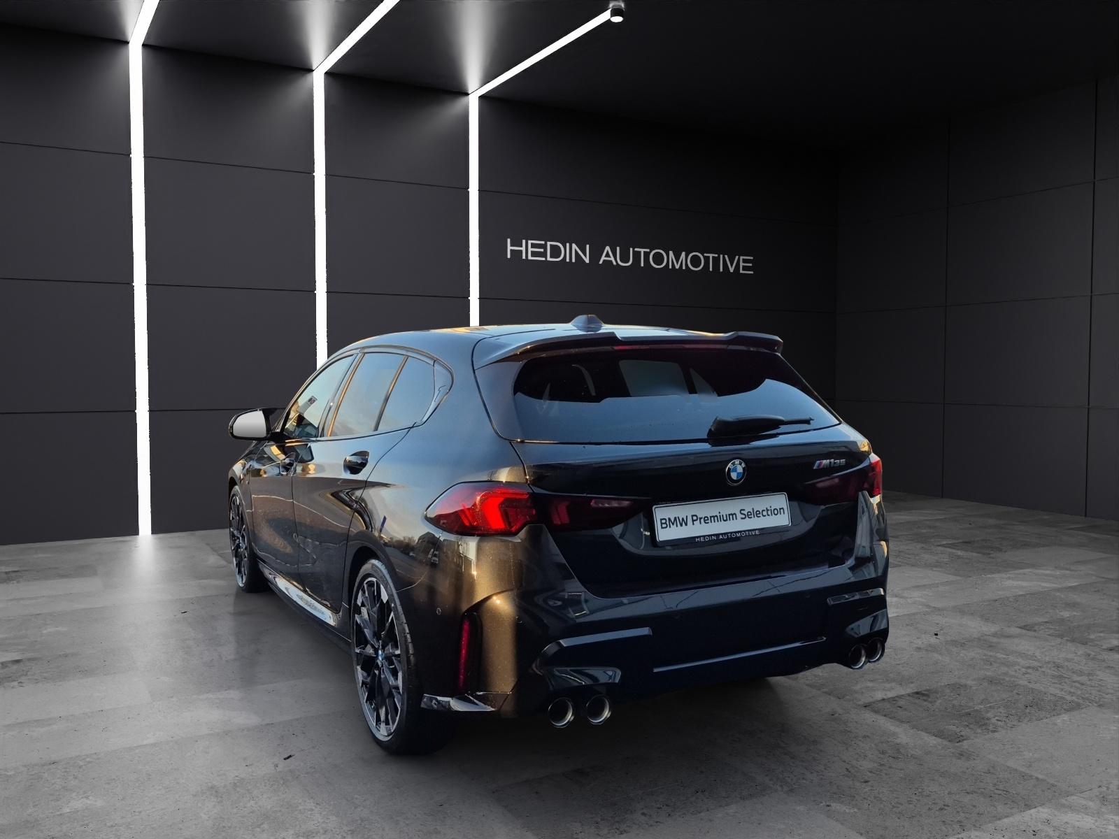 BMW M135i xDrive-showroom-element-2