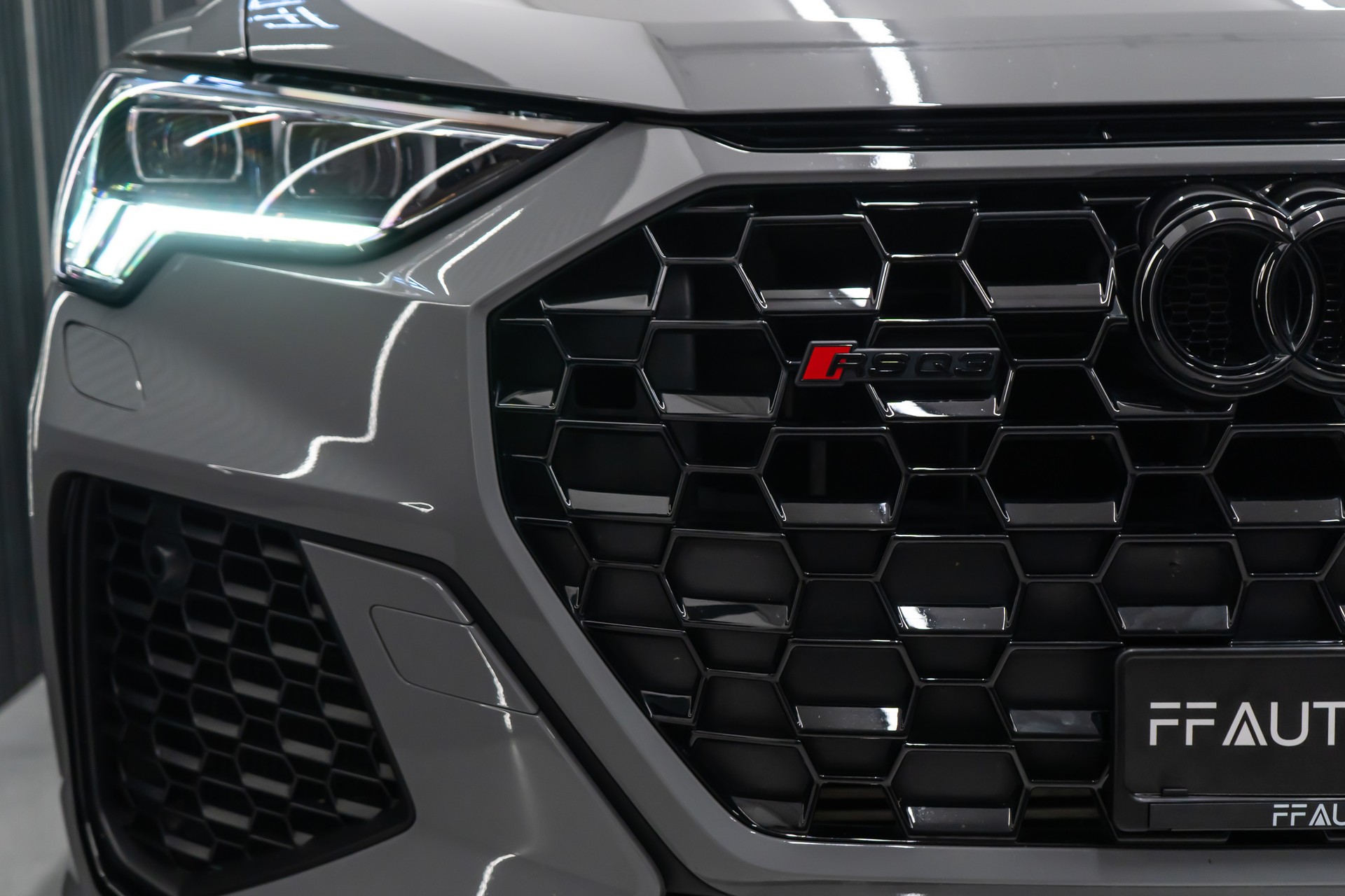 AUDI RS Q3 Sportback quattro S tronic / NARDOGRAU / FRISCH AB MFK / INKL. GARANTIE-showroom-element-3