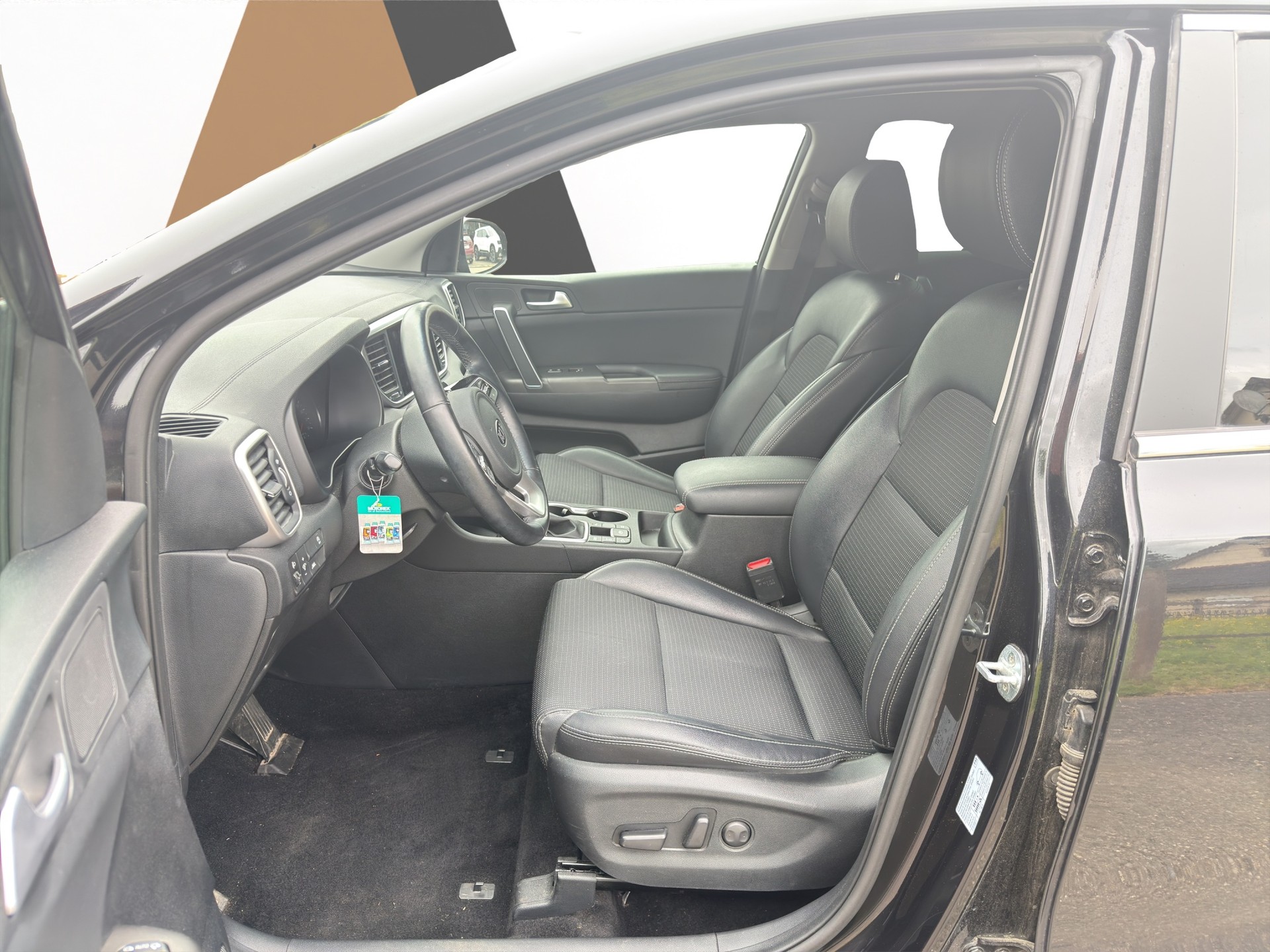 KIA Sportage 1.6 CRDi MHEV 4WD Black Edition-image-8