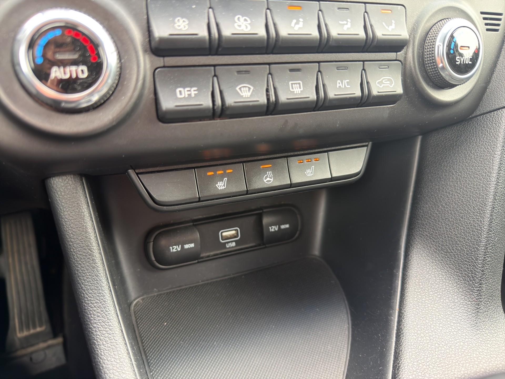 KIA Sportage 1.6 CRDi MHEV 4WD Black Edition-image-38