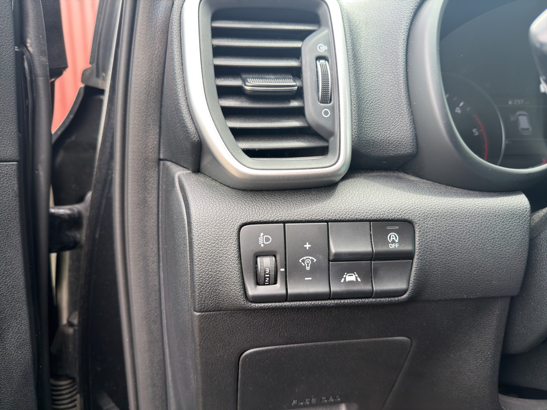 KIA Sportage 1.6 CRDi MHEV 4WD Black Edition-image-32