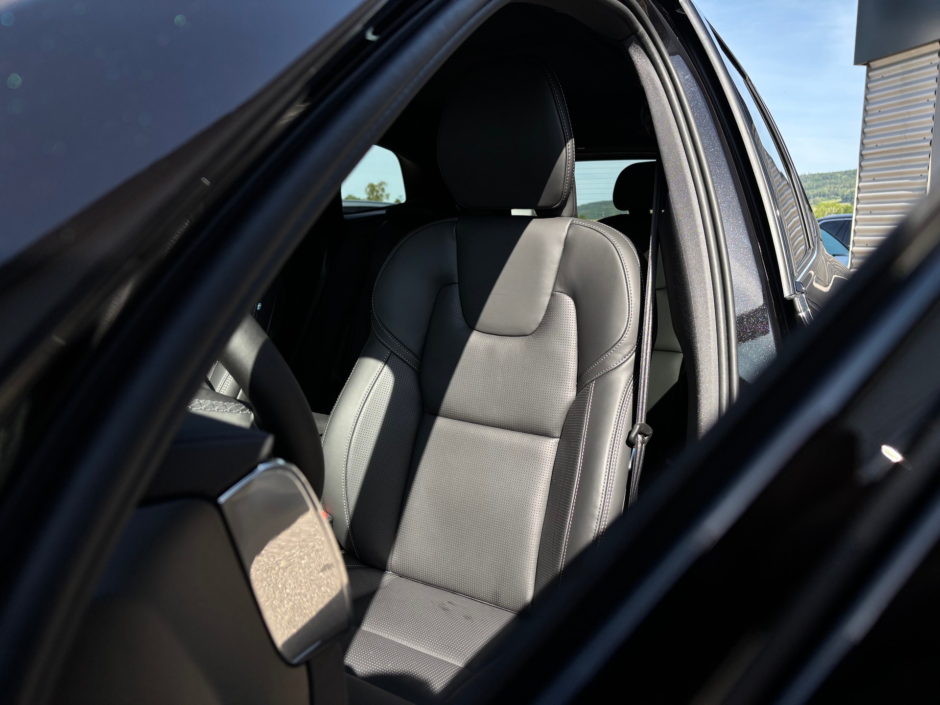 VOLVO XC60 2.0 B5 MH Black Edition AWD-showroom-element-3