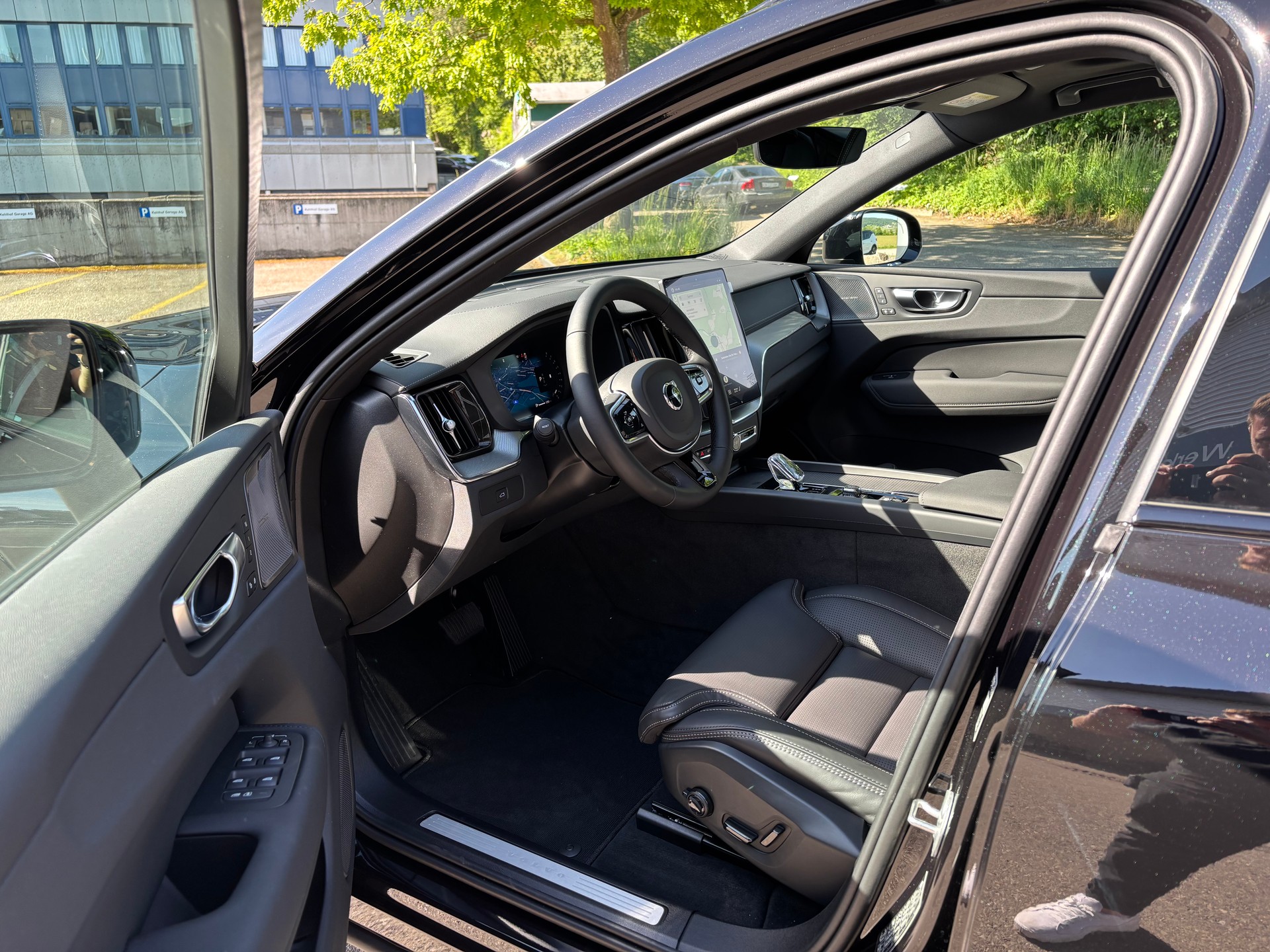 VOLVO XC60 2.0 B5 MH Black Edition AWD-showroom-element-2