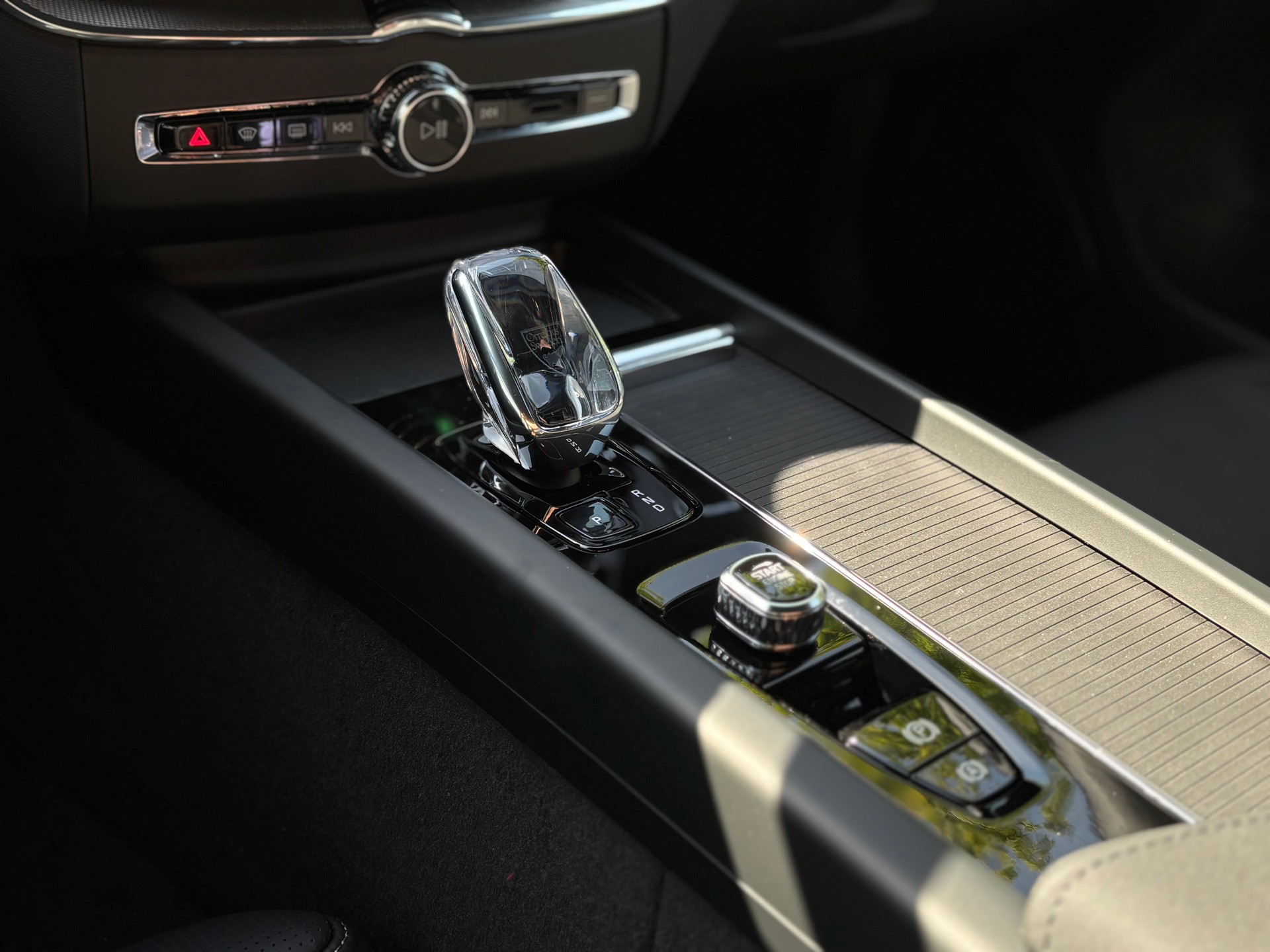 VOLVO XC60 2.0 B5 MH Black Edition AWD-image-15