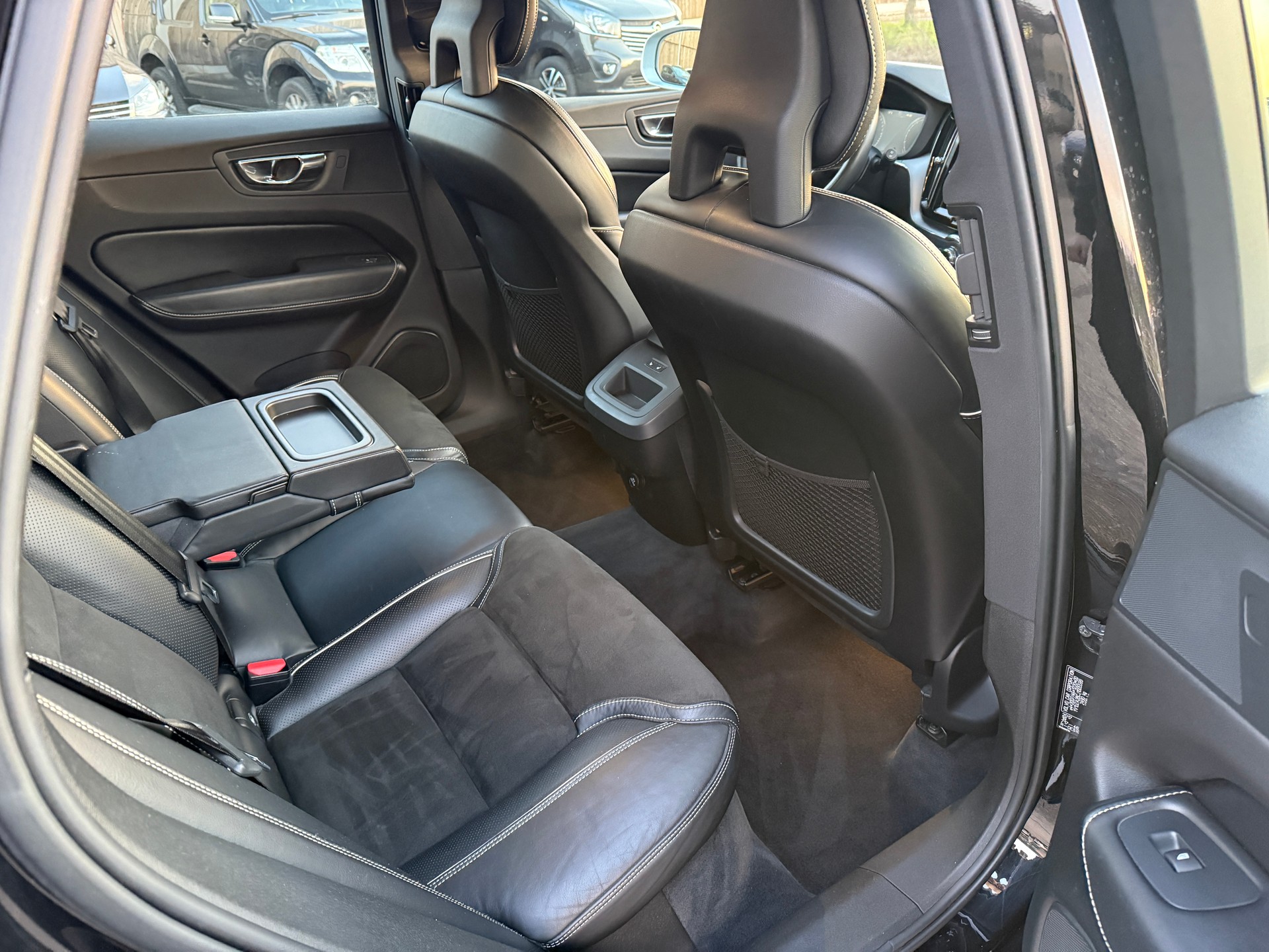 VOLVO XC60 T6 AWD R-Design Geartronic-image-13