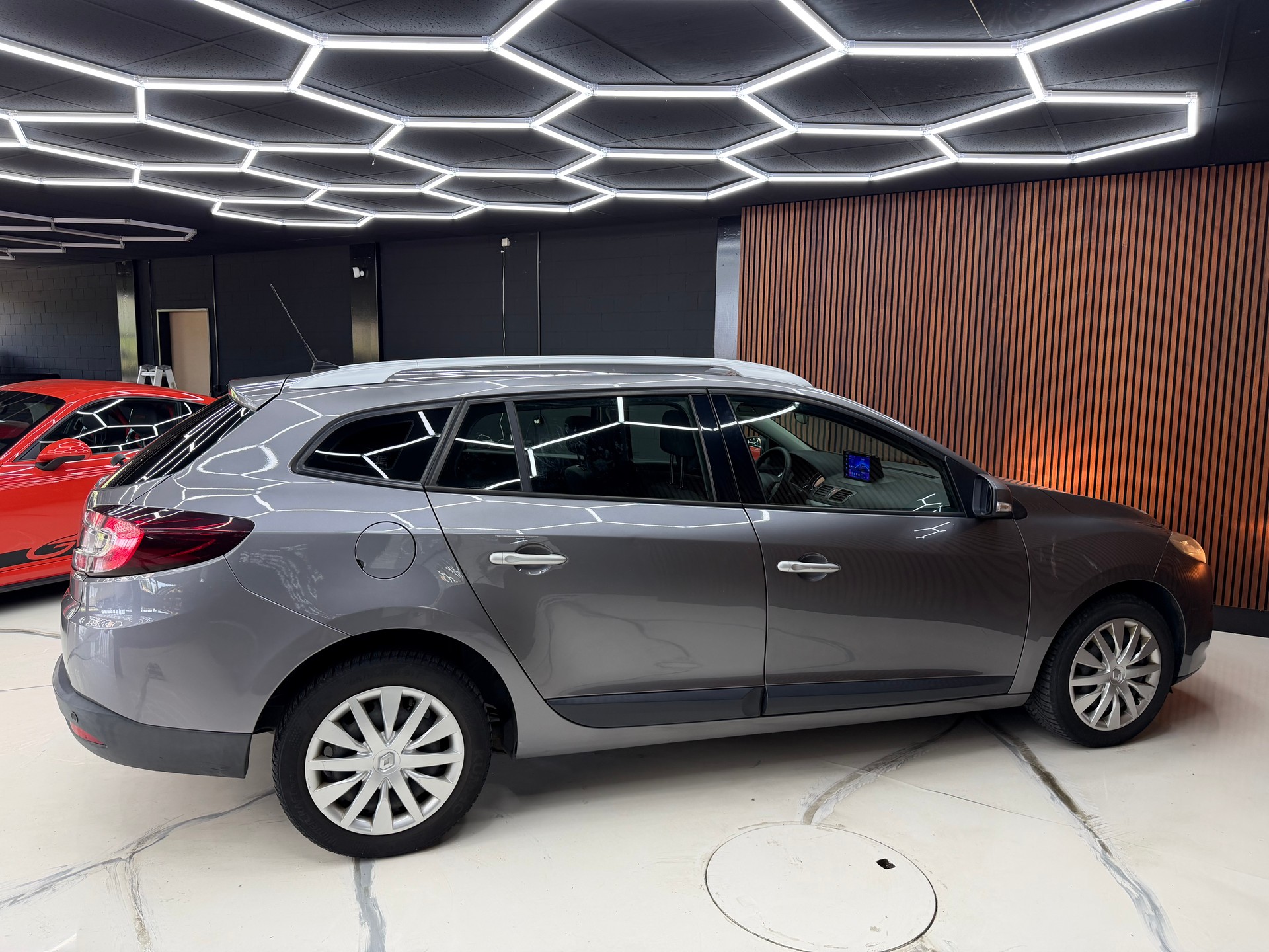 RENAULT Mégane Grandtour 2.0 16V Dynamique CVT-image-5