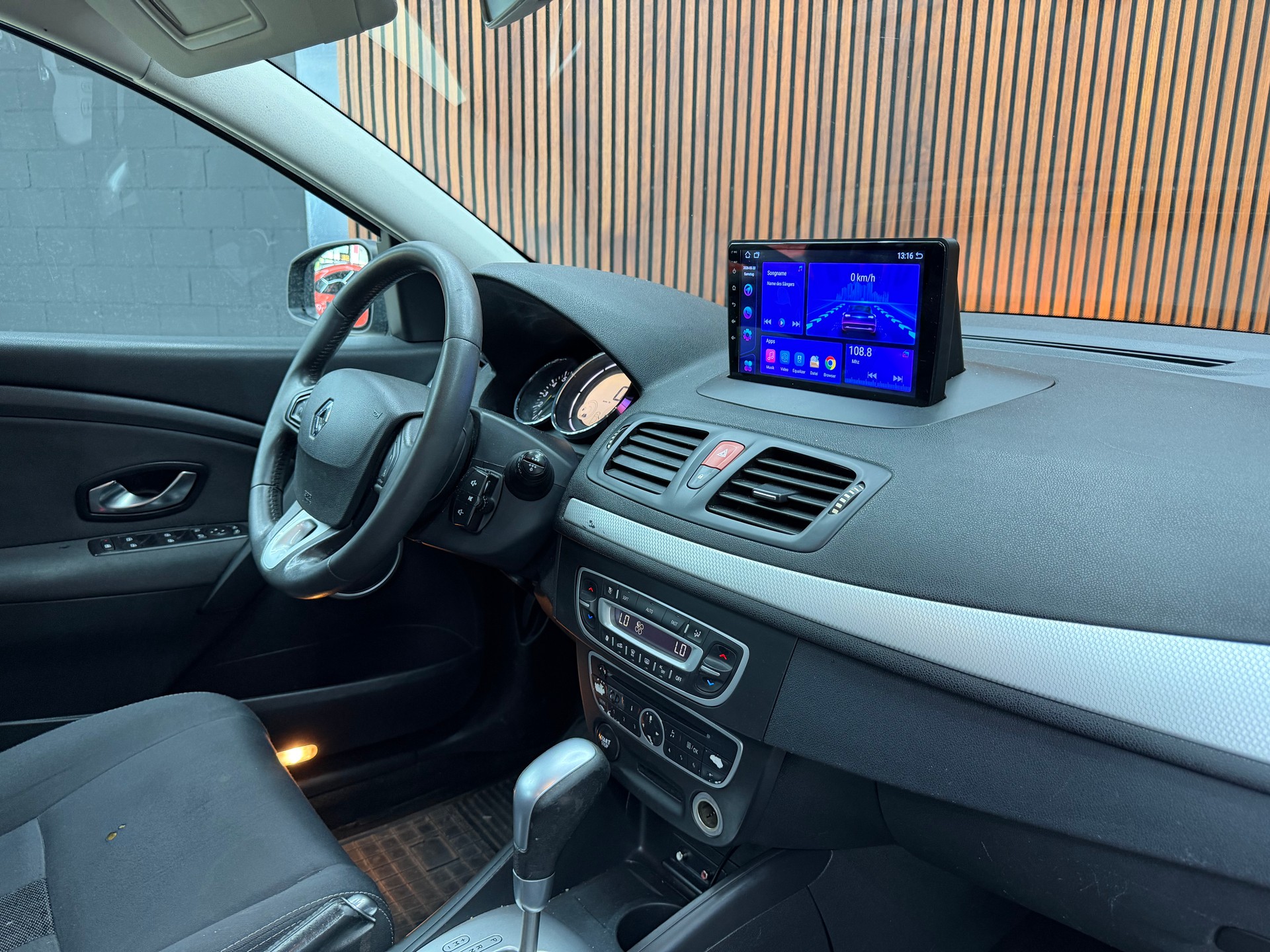 RENAULT Mégane Grandtour 2.0 16V Dynamique CVT-image-12