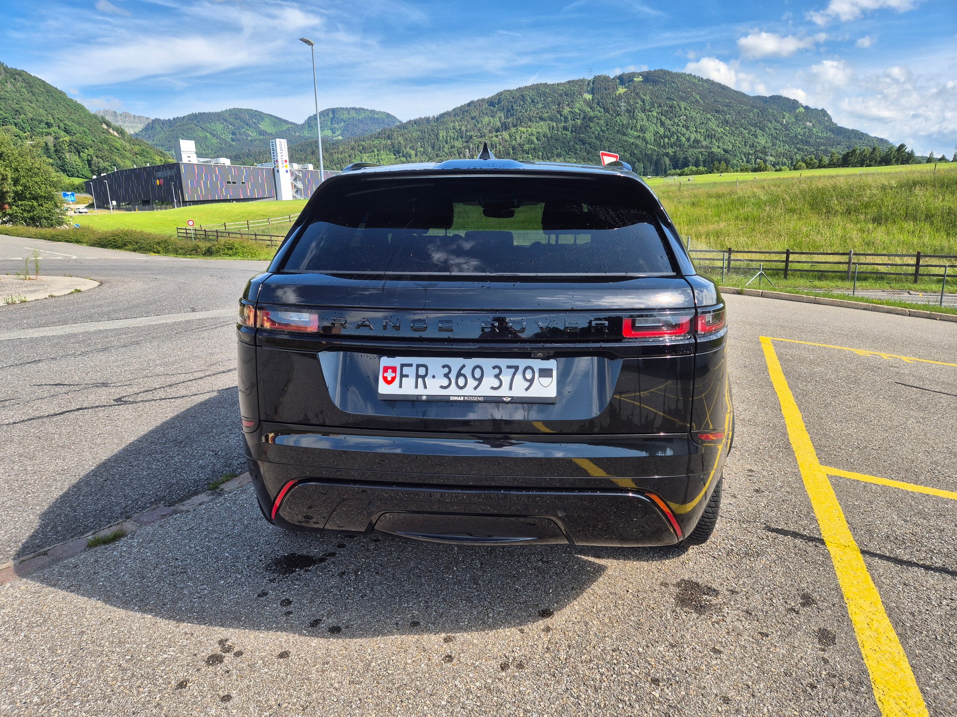 LAND ROVER 2.0 T R-Dynamic HSE-image-2