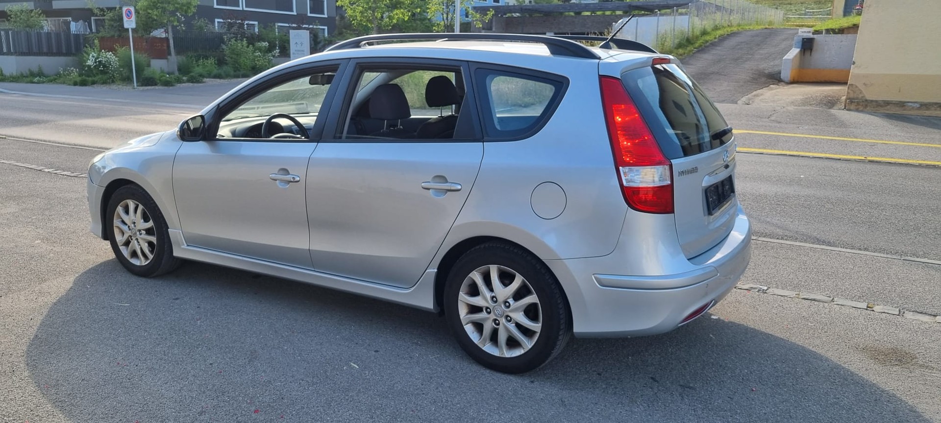 HYUNDAI i30 Wagon 1.6 Swiss Plus Edition-image-2