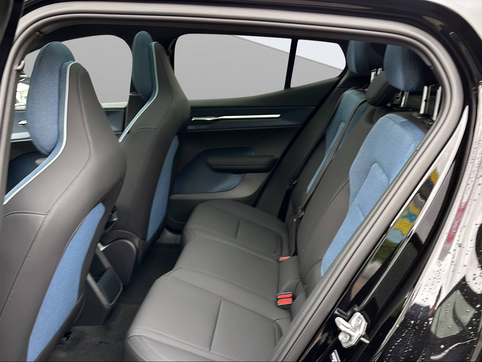 VOLVO EX30 E60 69kWh Twin Ultra-image-12