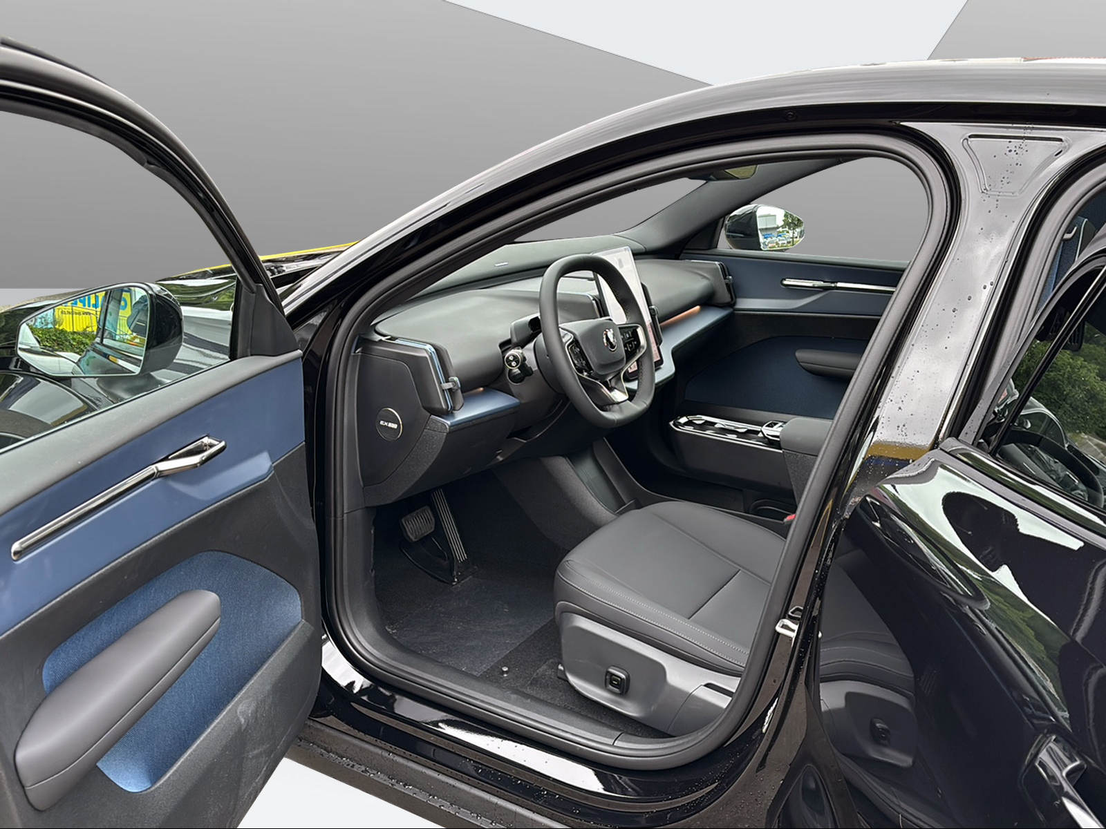 VOLVO EX30 E60 69kWh Twin Ultra-image-7