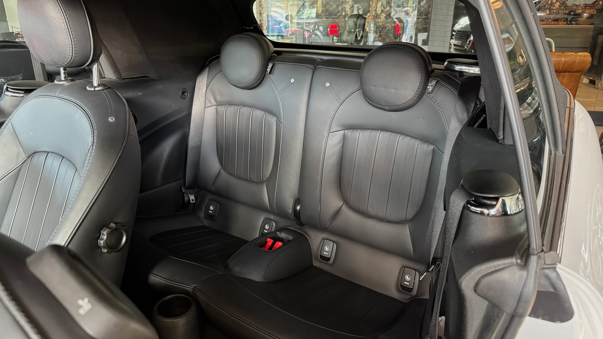 MINI Cooper John Cooper Works Cabriolet Steptronic-image-13