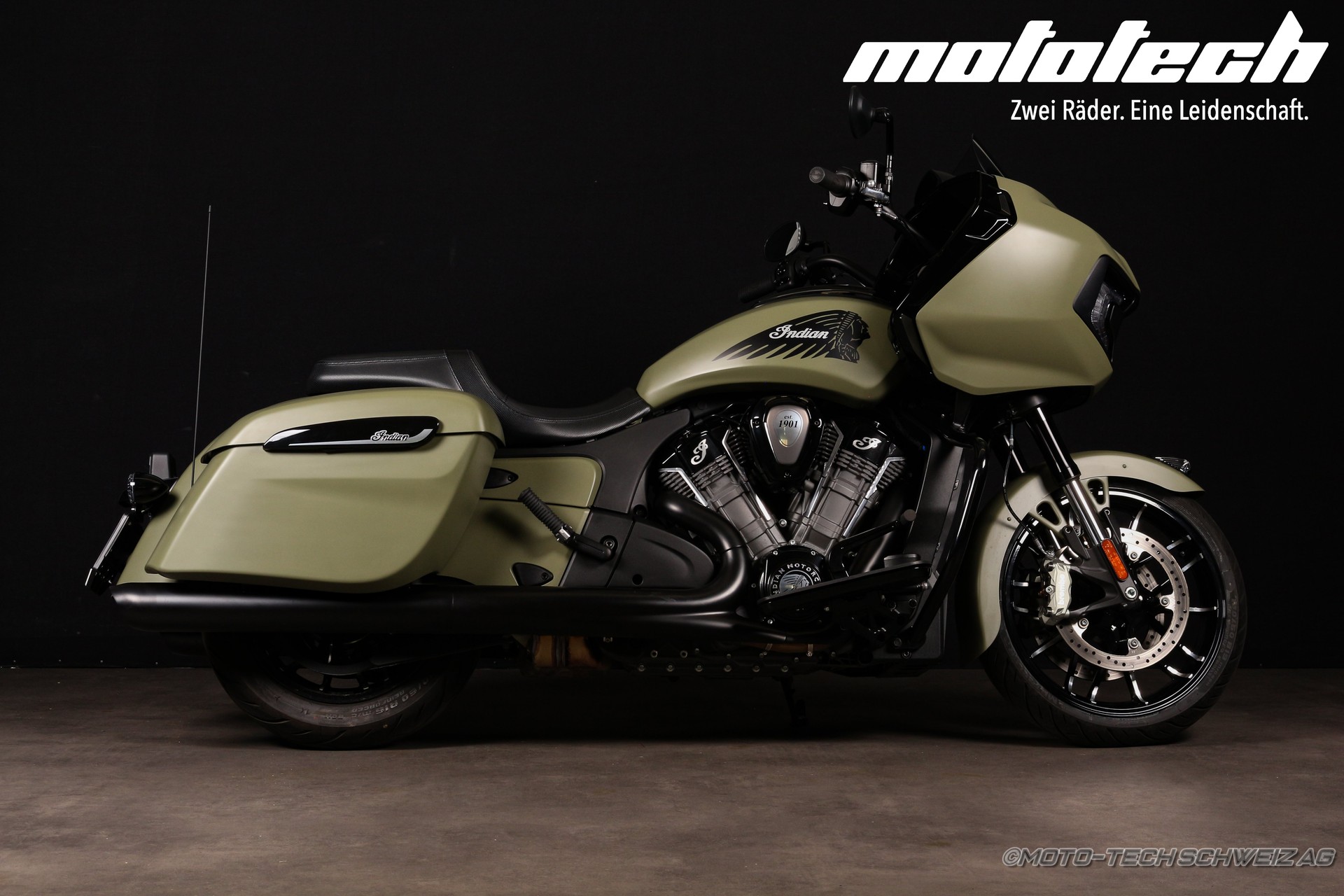 INDIAN Challenger Dark Horse PP-showroom-element-1