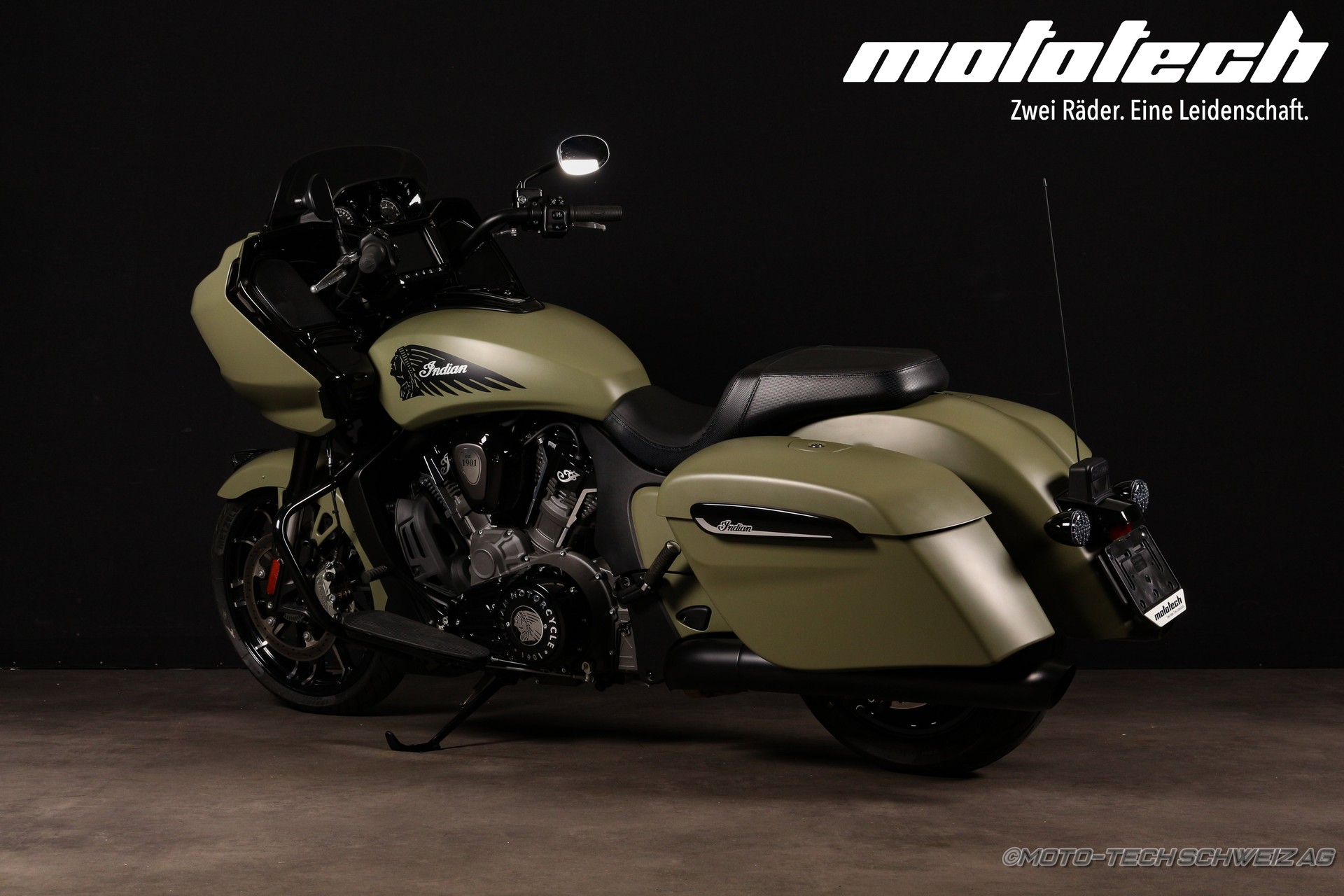 INDIAN Challenger Dark Horse PP-showroom-element-3