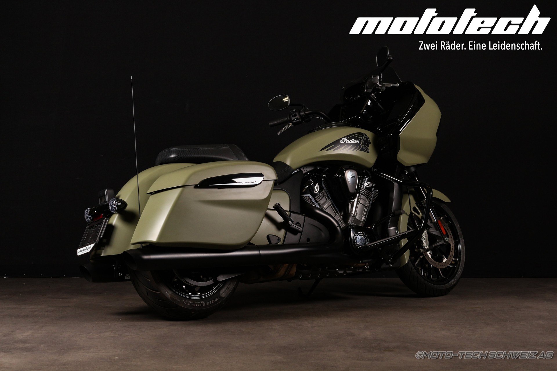 INDIAN Challenger Dark Horse PP-showroom-element-2