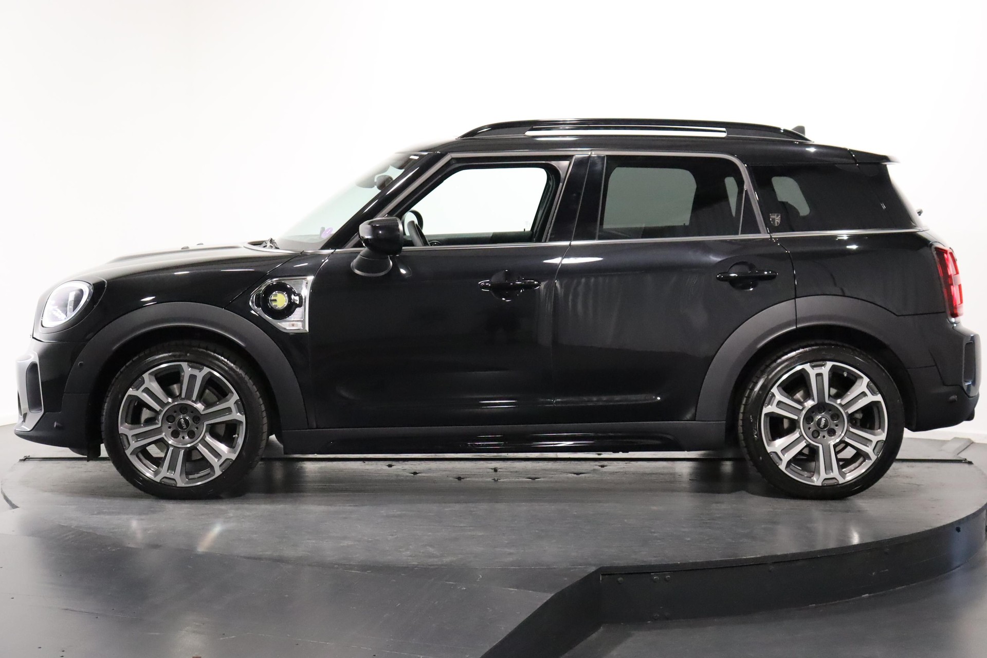 MINI Countryman F60 1.5i Cooper S E ALL4-image-2