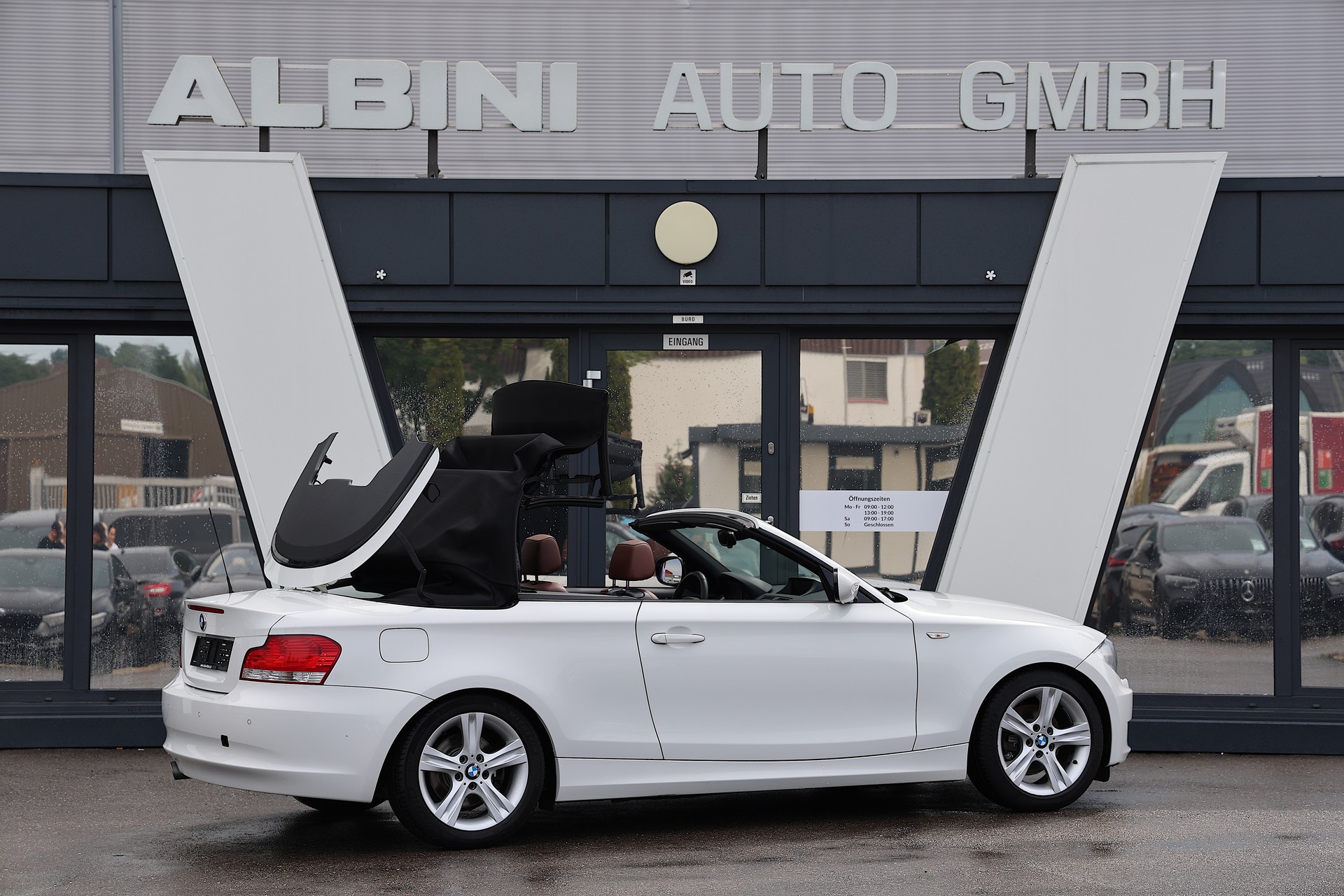 BMW 125i Cabrio-showroom-element-3