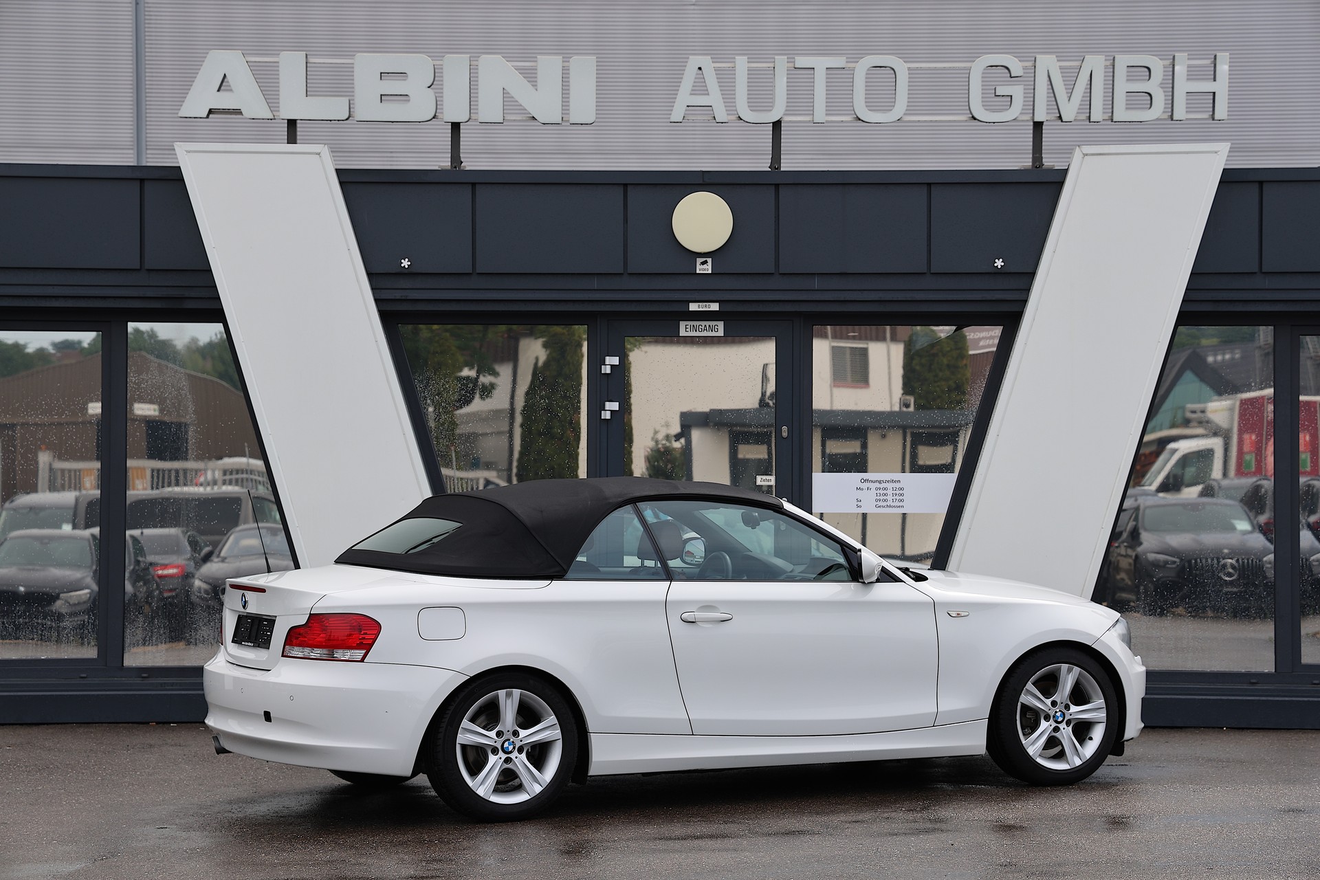 BMW 125i Cabrio-showroom-element-2