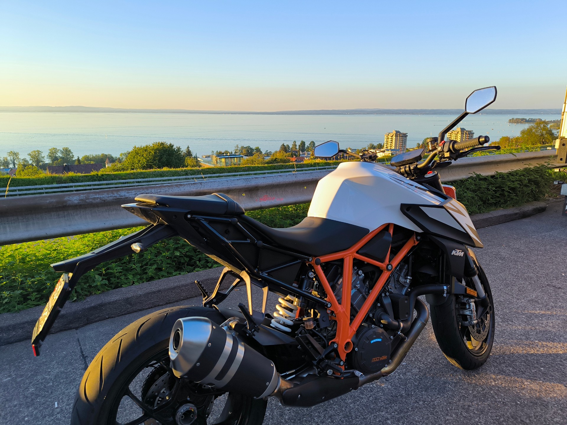 KTM Super Duke 1290 R wie neu – unter 7’000 km – 130 kW – Top gepflegt + Zubehör