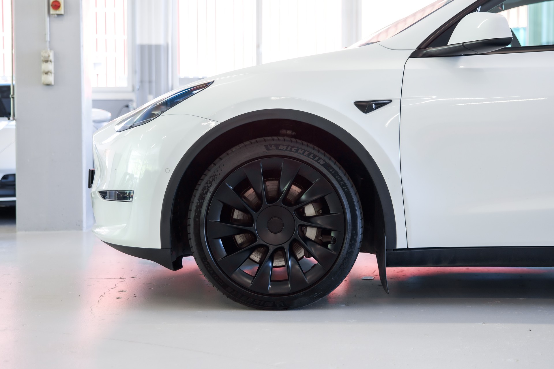 TESLA Model Y Long Range D-image-10