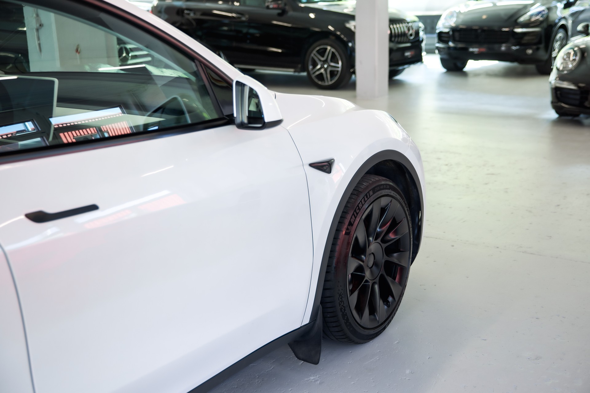 TESLA Model Y Long Range D-image-12