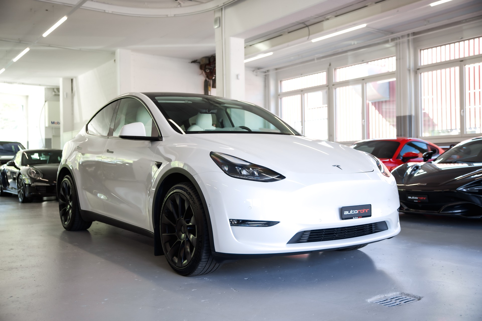 TESLA Model Y Long Range D-showroom-element-2