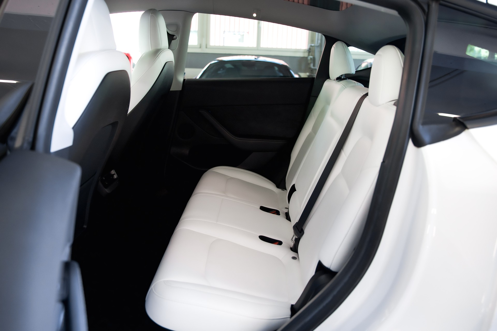 TESLA Model Y Long Range D-image-21