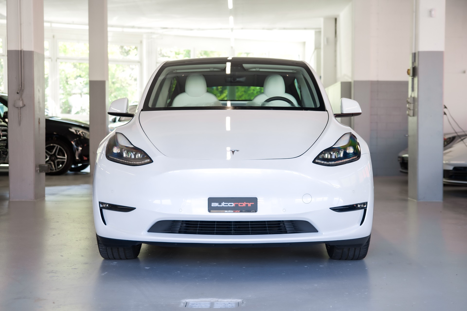 TESLA Model Y Long Range D-showroom-element-1