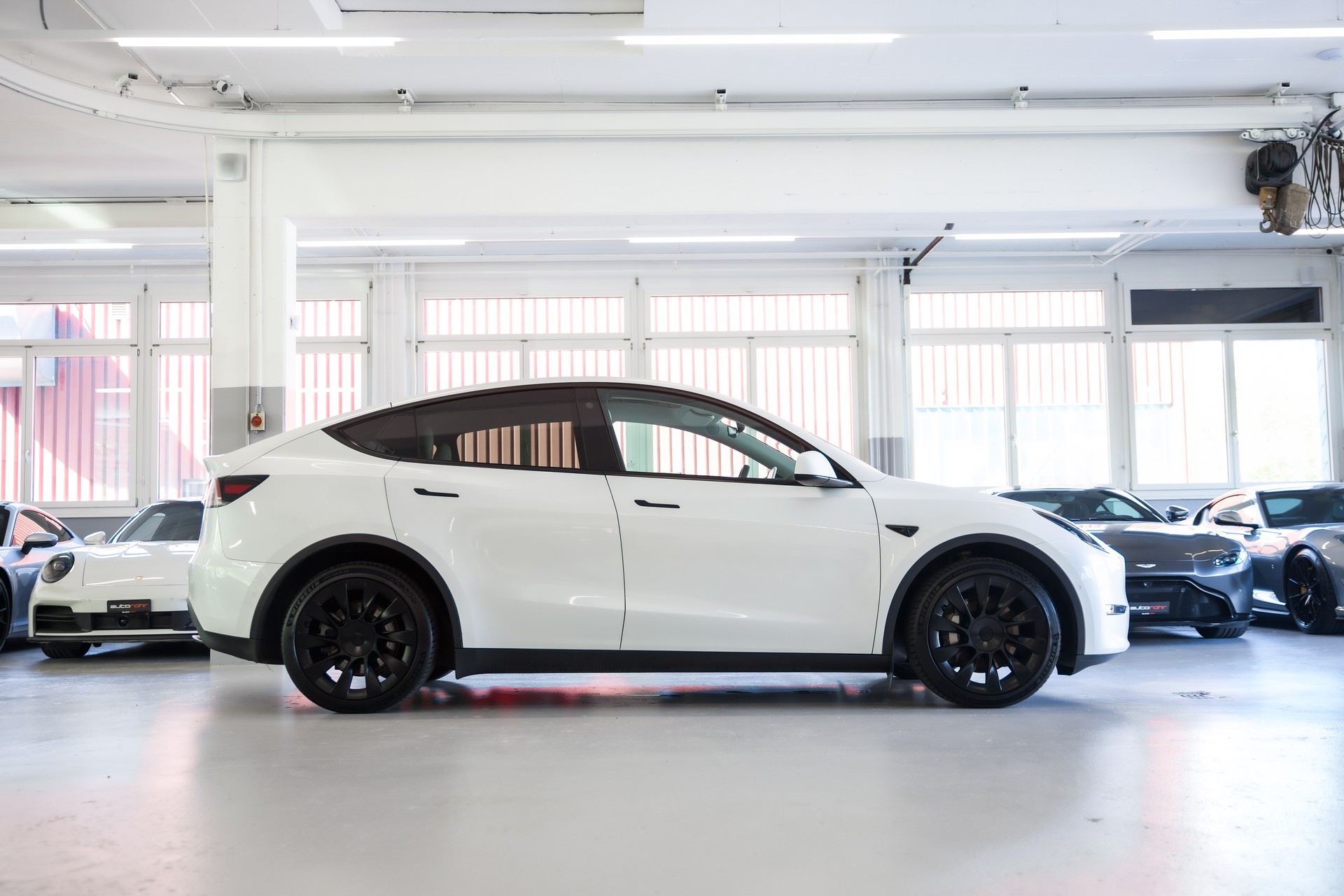 TESLA Model Y Long Range D-showroom-element-3