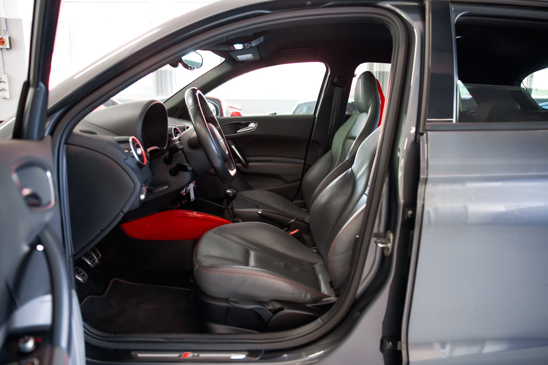 AUDI S1 Sportback 2.0 TFSI quattro-image-18