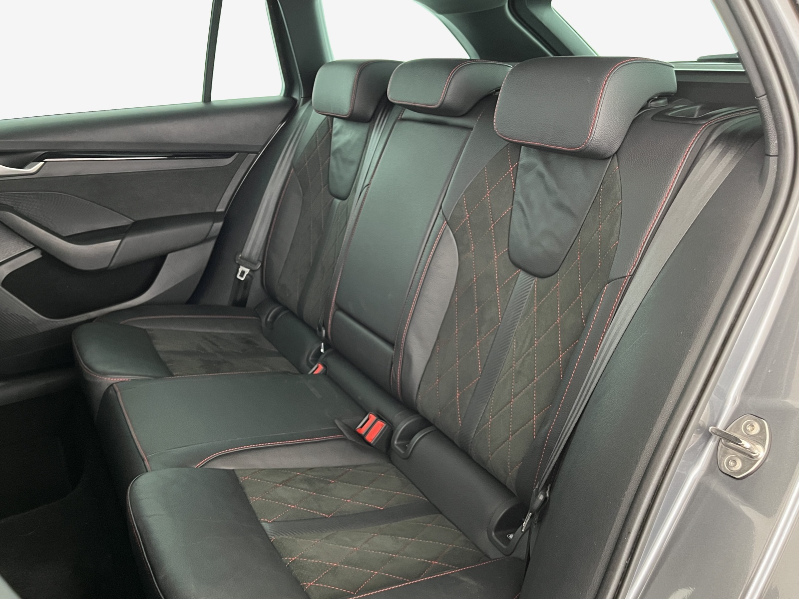 SKODA Octavia Combi 2.0 TSI DSG RS-image-11